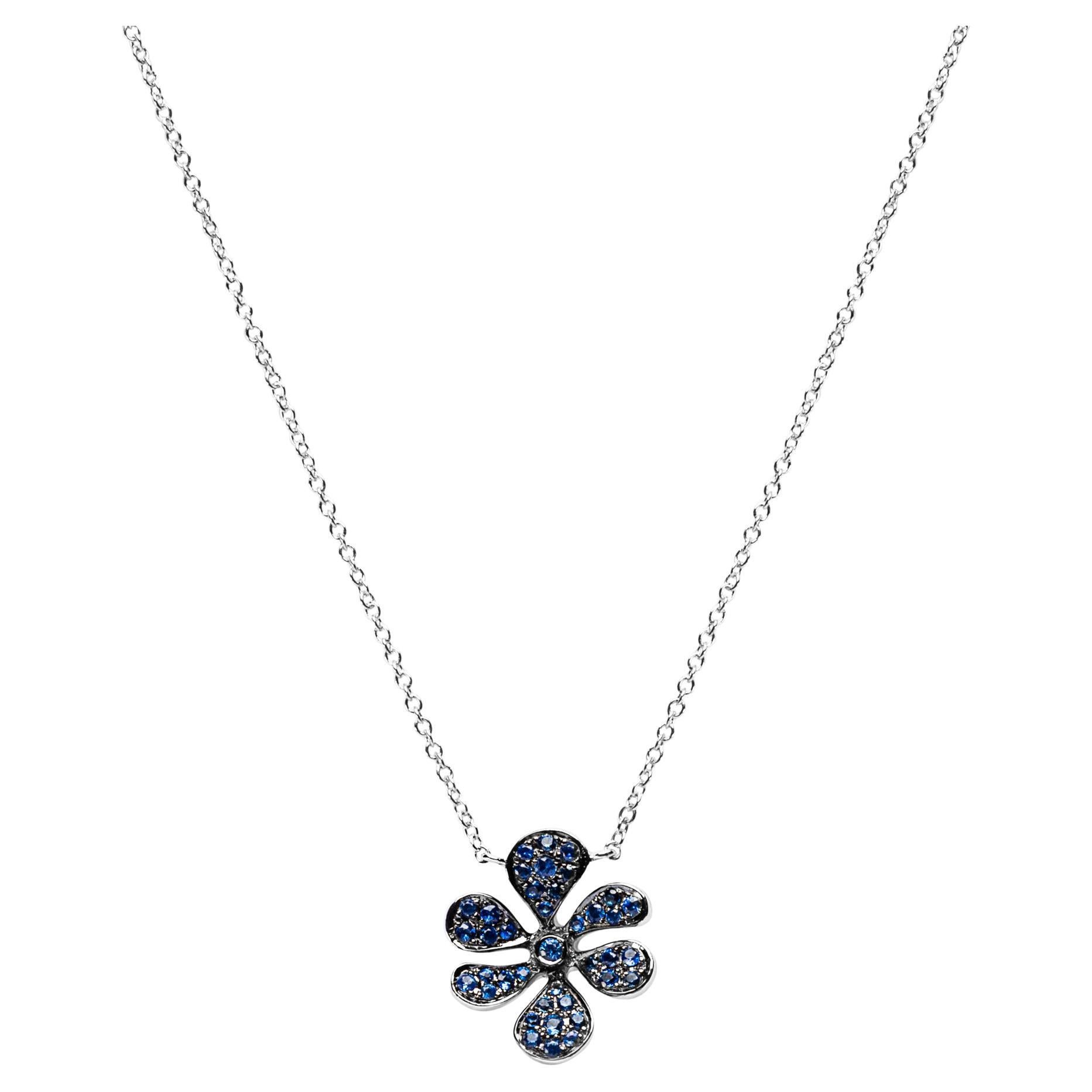 Alex Jona, collier pendentif fleur en or blanc 18 carats et saphirs bleus en vente