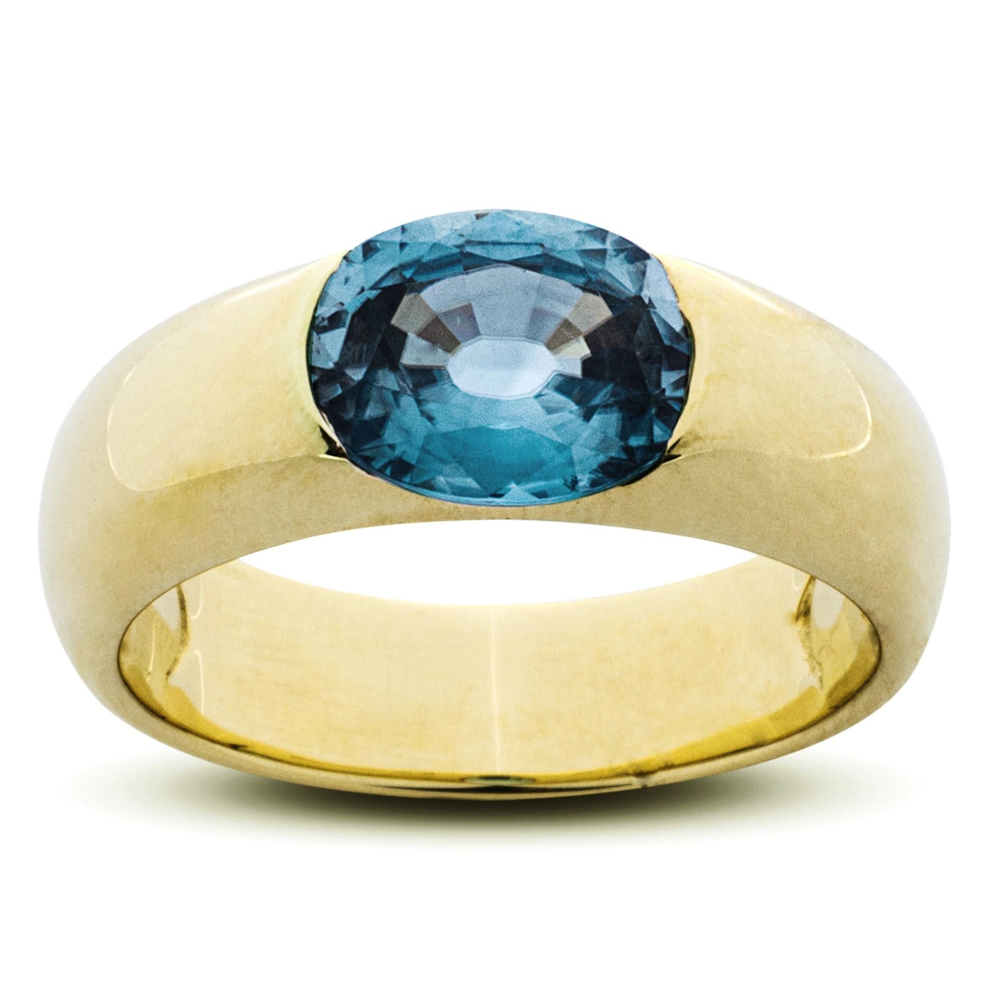 Taglio ovale Anello a fascia in oro giallo 18 carati con zircone blu di Alex Jona in vendita