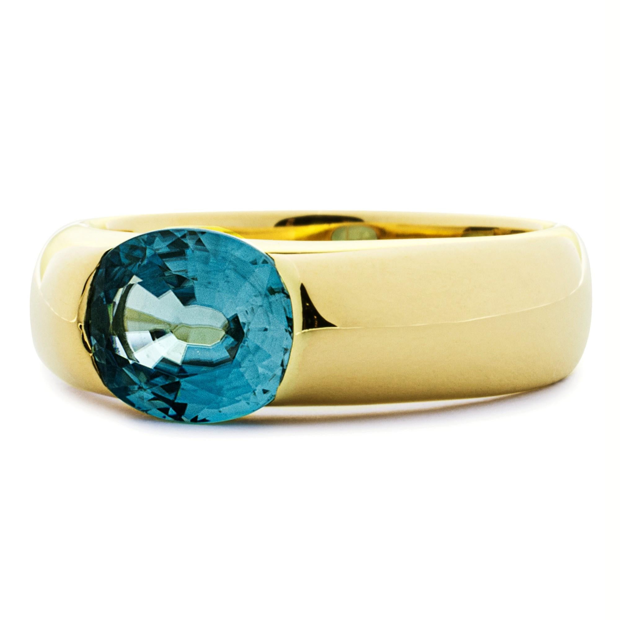 Anello a fascia in oro giallo 18 carati con zircone blu di Alex Jona In condizioni Nuovo in vendita a Torino, Piedmont