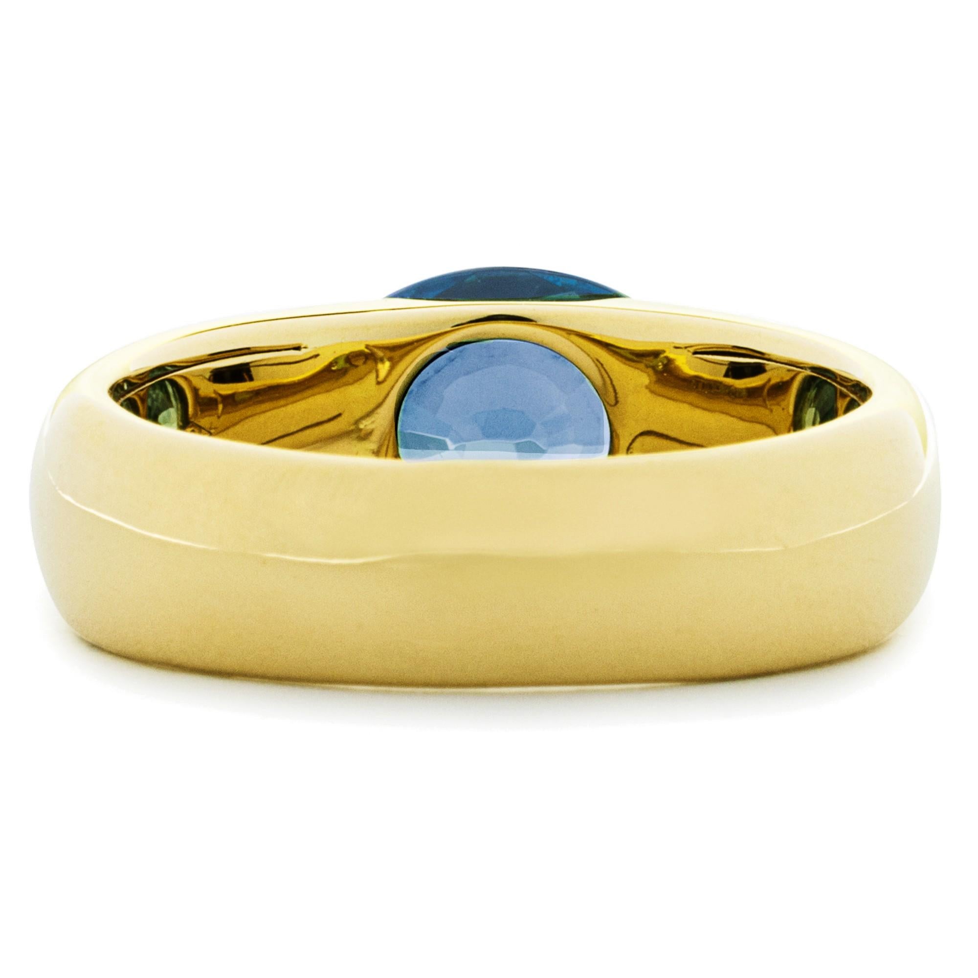 Anello a fascia in oro giallo 18 carati con zircone blu di Alex Jona in vendita 2