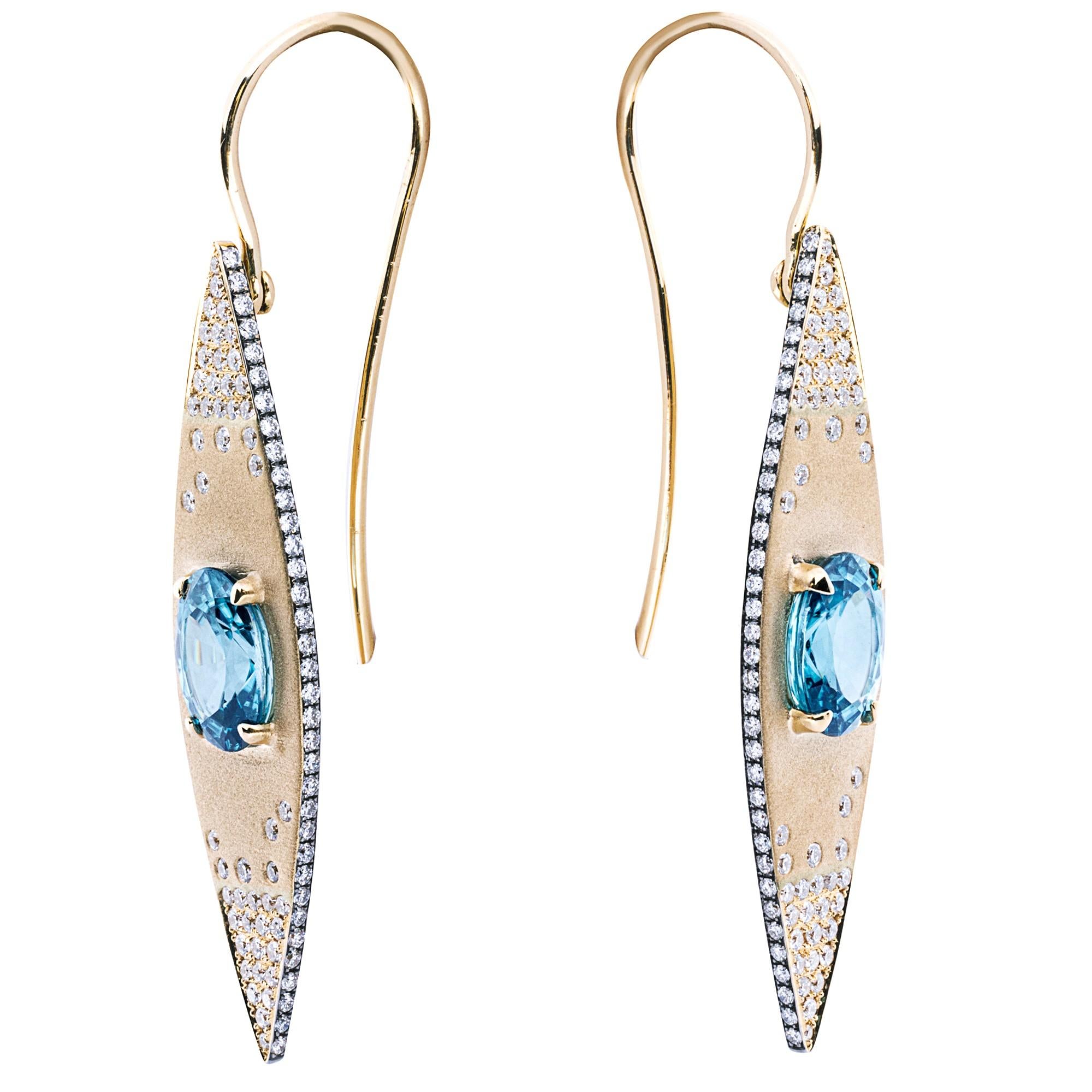 Taille ovale Alex Jona Pendants d'oreilles en or jaune 18 carats avec zircon bleu et diamants blancs en vente