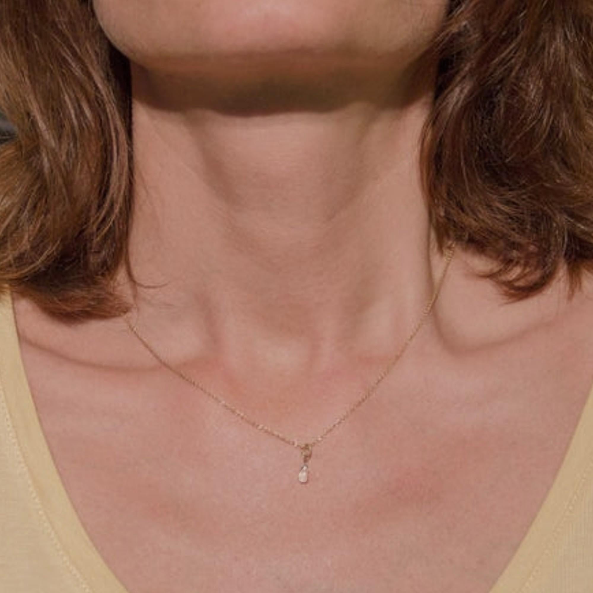 Collection de design Alex Jona, fabriquée à la main en Italie, collier suspendu en or jaune 18 carats  Un diamant blanc de taille briolette pesant 0,91 carat au total, de couleur G et de pureté VS2.
Longueur de la chaîne : 45 cm (17, 71