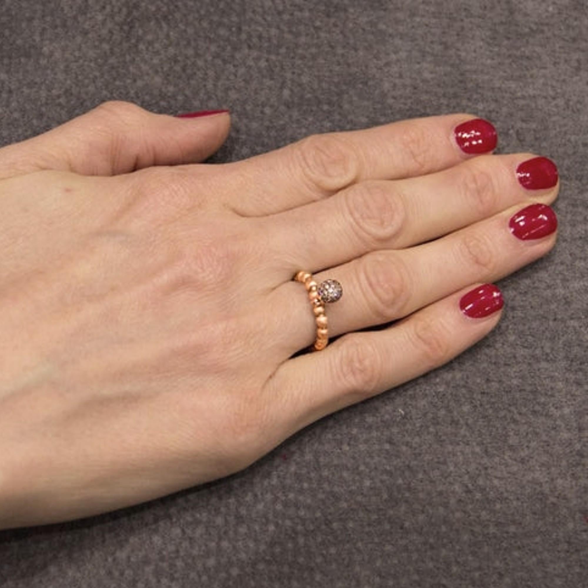 Collezione di design Alex Jona, realizzato a mano in Italia, anello flessibile in oro rosa spazzolato 18 carati con pendente a sfera con pavé di diamanti marroni e 49 diamanti marroni per un peso di 0,47 carati. Taglia US da 6.5, Can può essere
