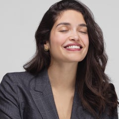 Alex Jona, pendants d'oreilles en or jaune brossé 18 carats