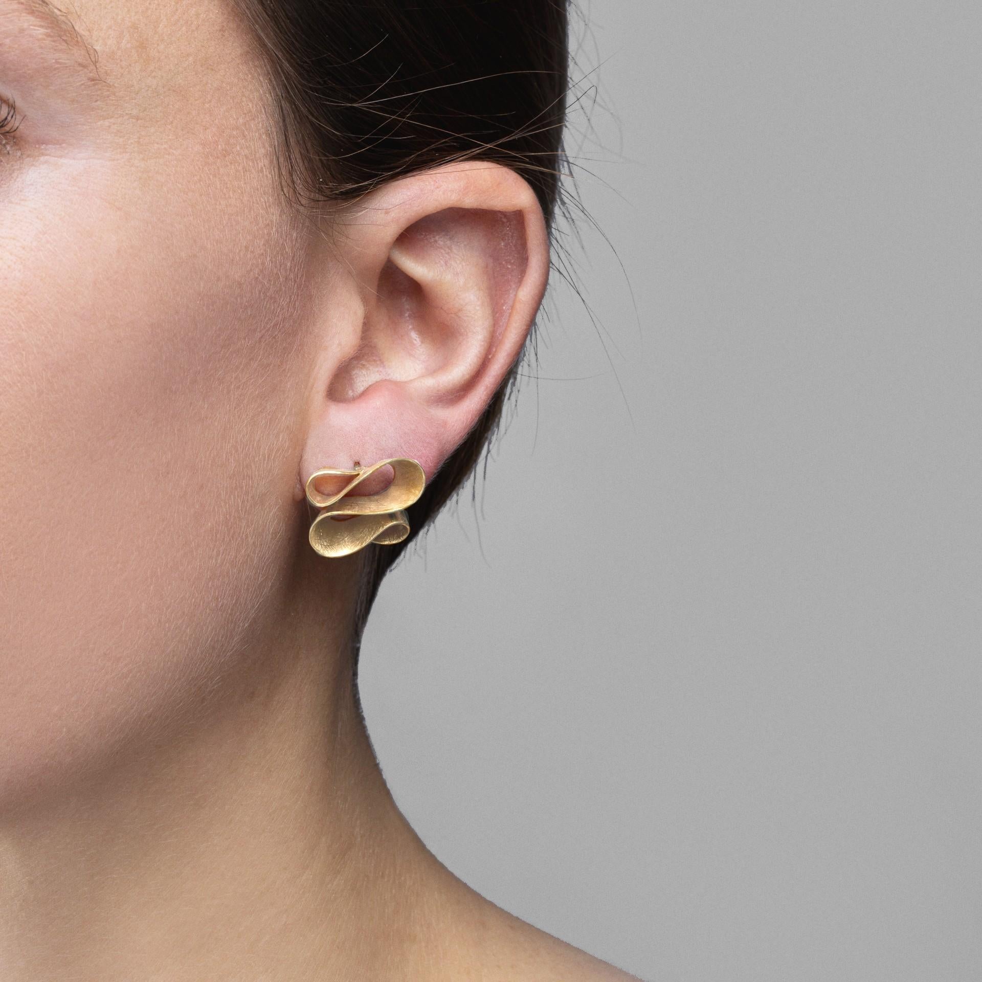 Collection Alex Jona, fait à la main en Italie, boucles d'oreilles ruban en or jaune brossé 18 carats.
Dimensions : W 0.59in/15mm,  H 0.69in/17.78mm, D 0.41in/10.64mm.

Les bijoux Alex Jona se distinguent, non seulement par leur design particulier