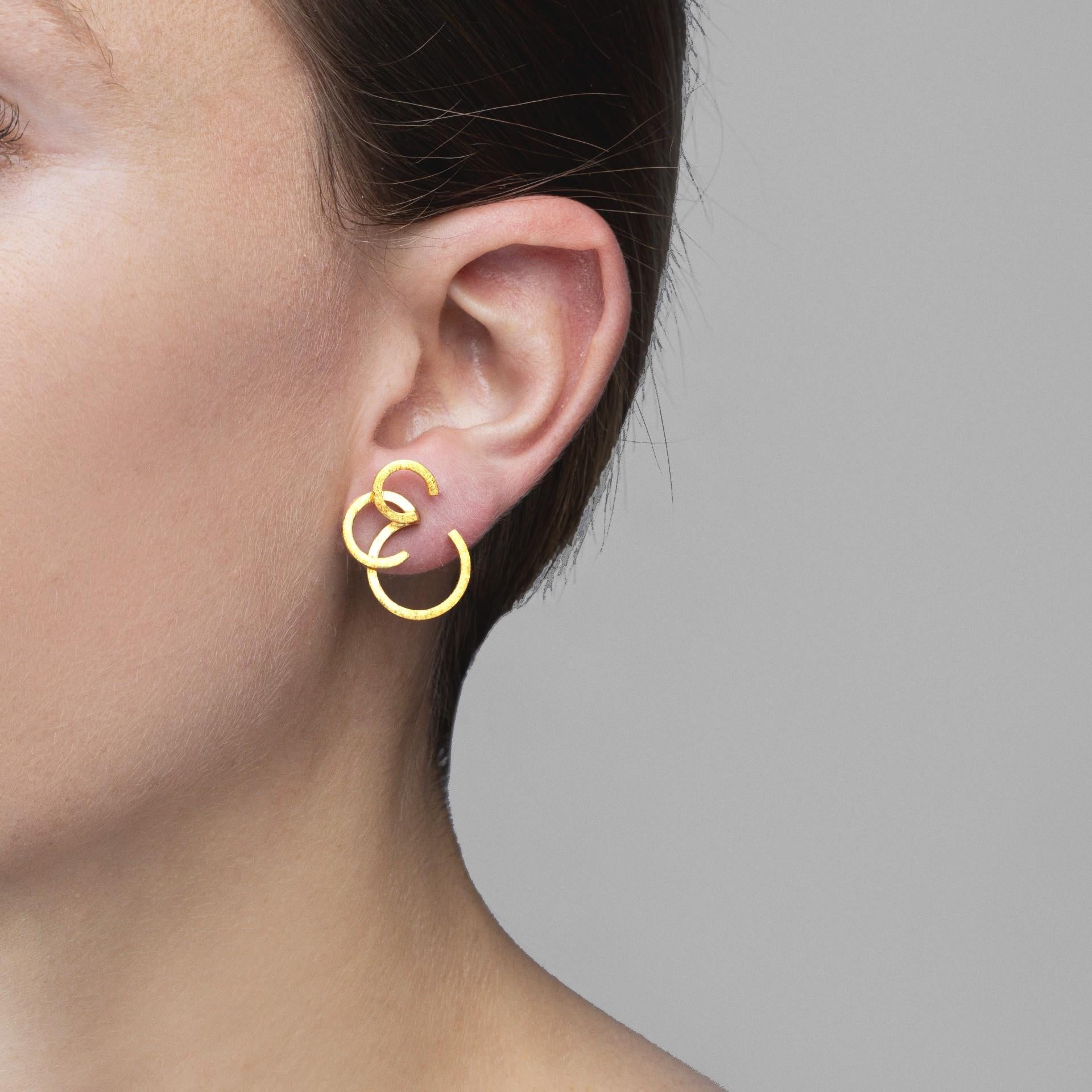 Collection design Alex Jona, fabriquée à la main en Italie, boucles d'oreilles en or jaune brut dépoli à motifs multiples en 