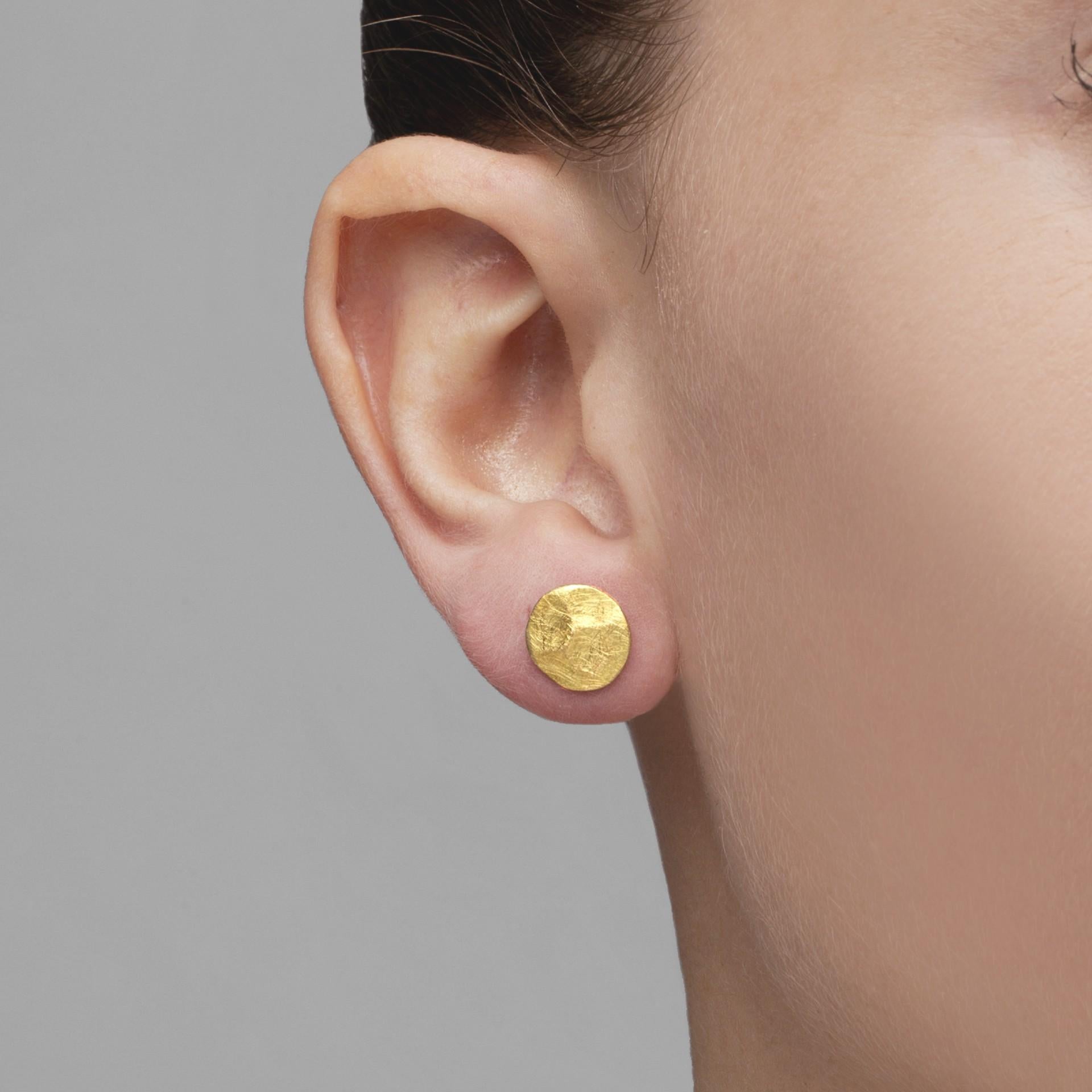 Alex Jona Clous d'oreilles organiques brossés en or jaune 18 carats Unisexe en vente
