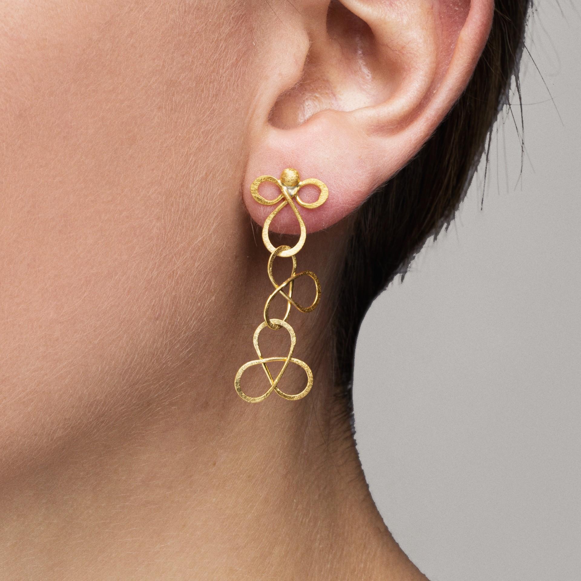 Alex Jona Brushed Yellow Gold Clover Pendant Earrings In New Condition For Sale In Torino, IT