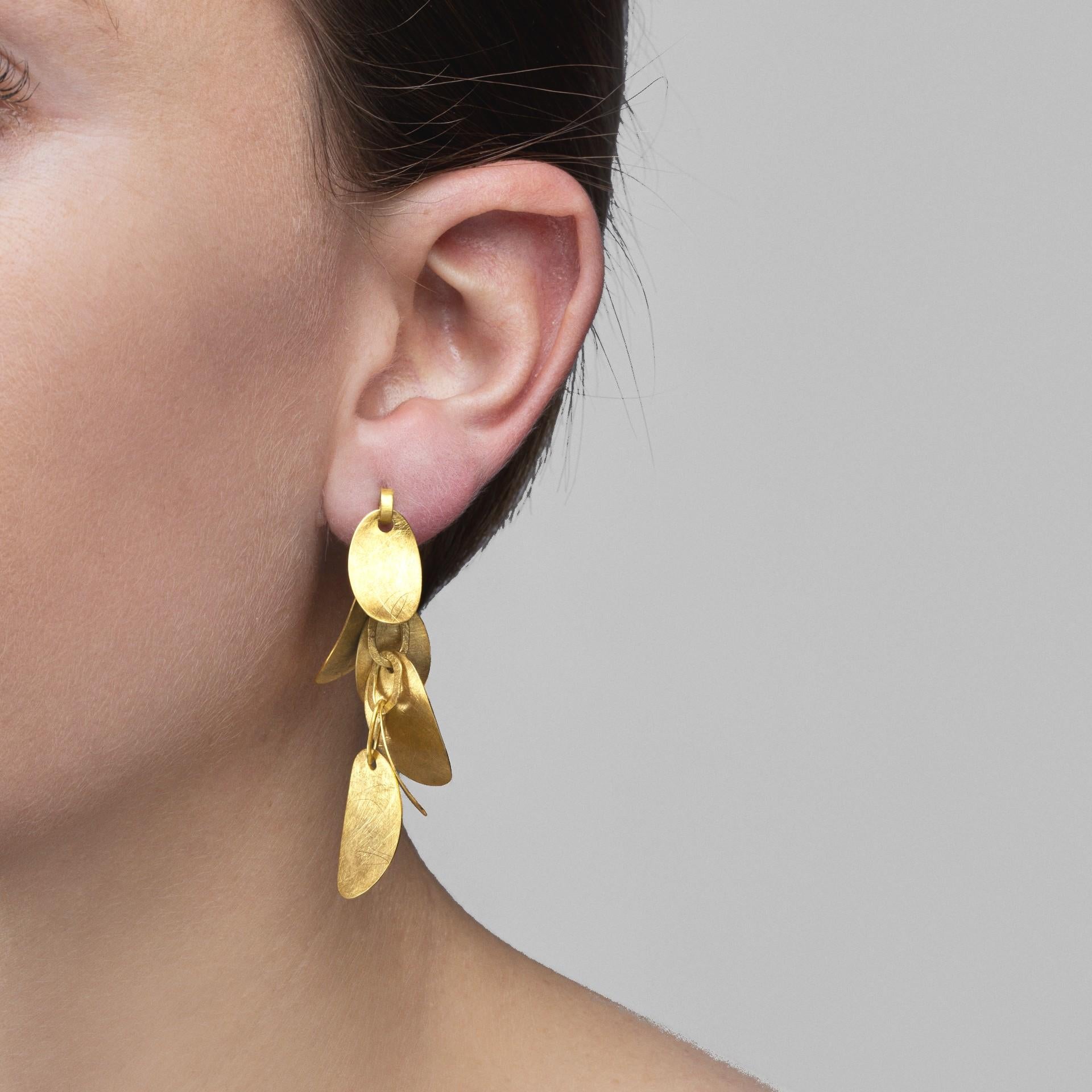 Alex Jona Brushed Yellow Gold Multiple Leaves Pendant Earrings In New Condition For Sale In Torino, IT