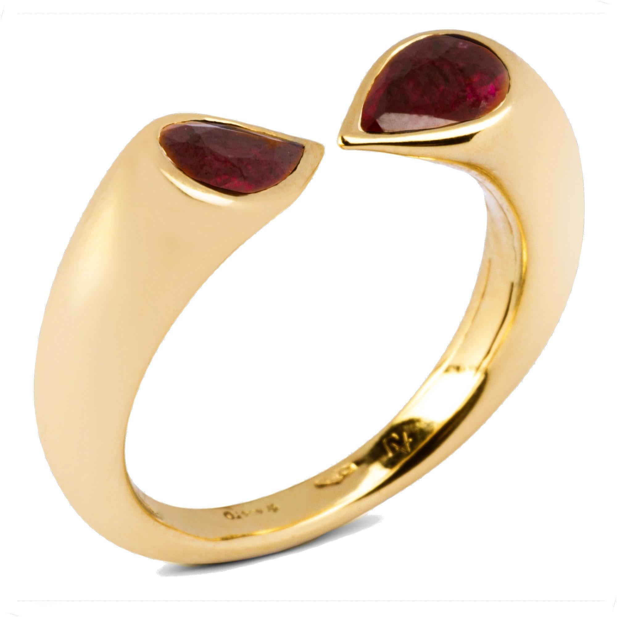 Taille poire Bague jonc Alex Jona en or jaune et rubis de Birmanie en vente