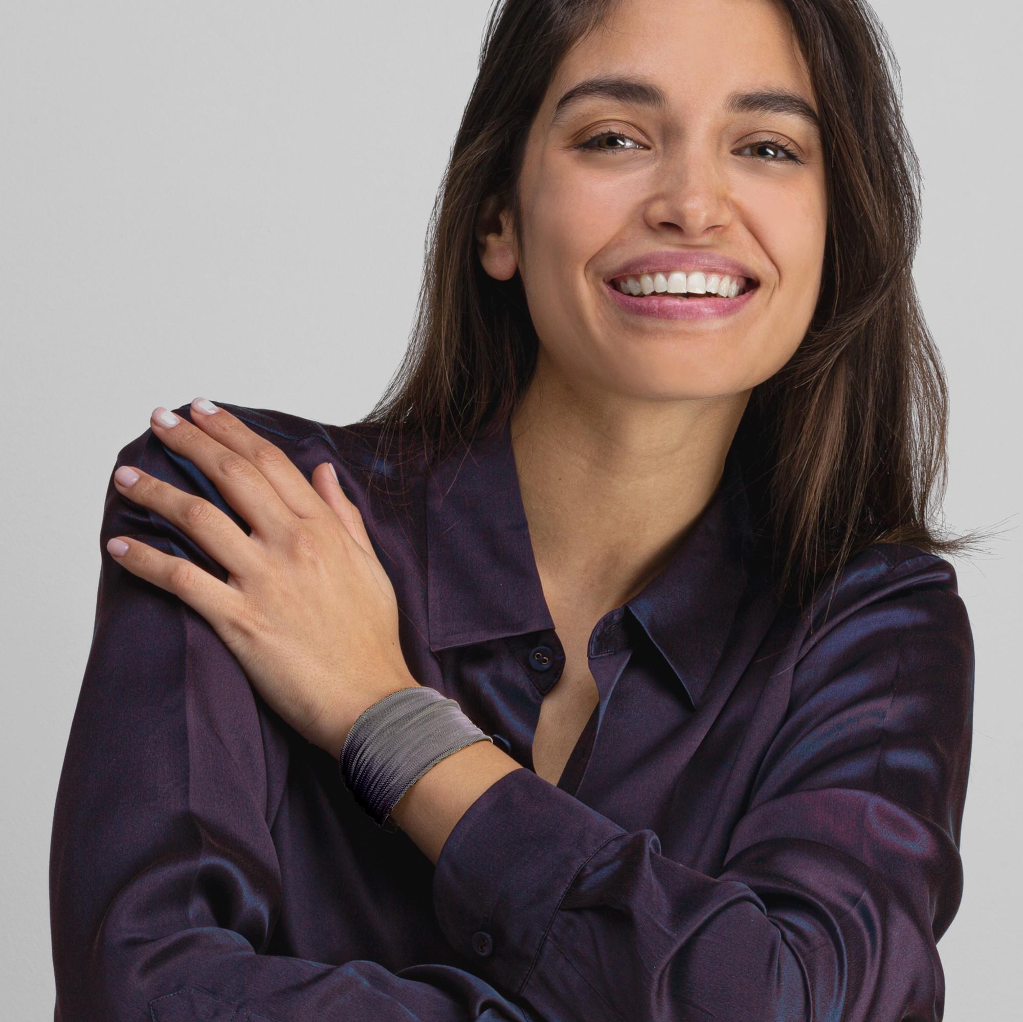 Alex Jona design collection, hand crafted in Italy, sterling silver woven Plissé bracelet. This design is also available in yellow gold plate and white rhodium plate and in different widths. Marked Alex Jona.
Alex Jona jewels stand out, not only for