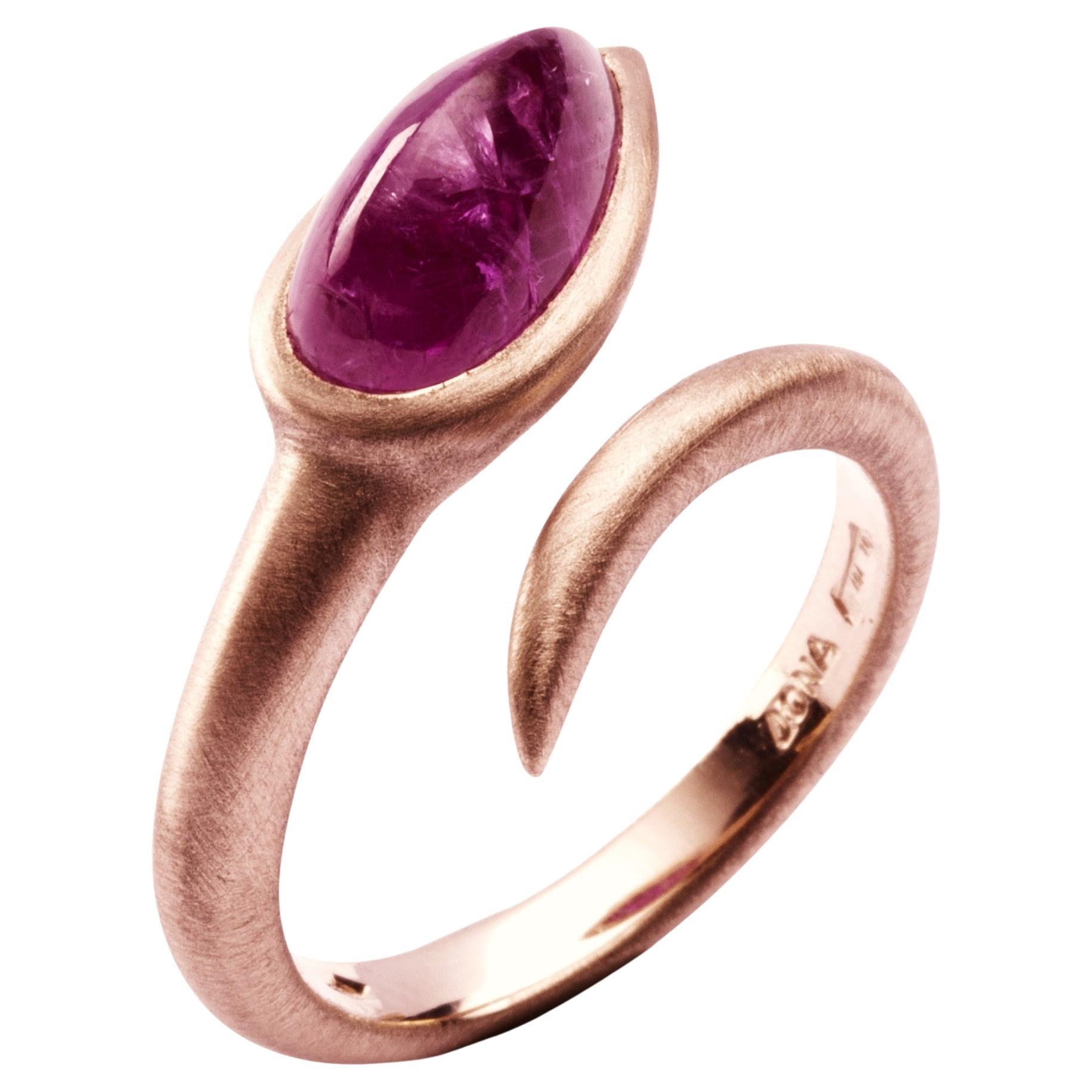 Anillo en espiral de oro rosa de 18 quilates con cabujón de rubí Alex Jona