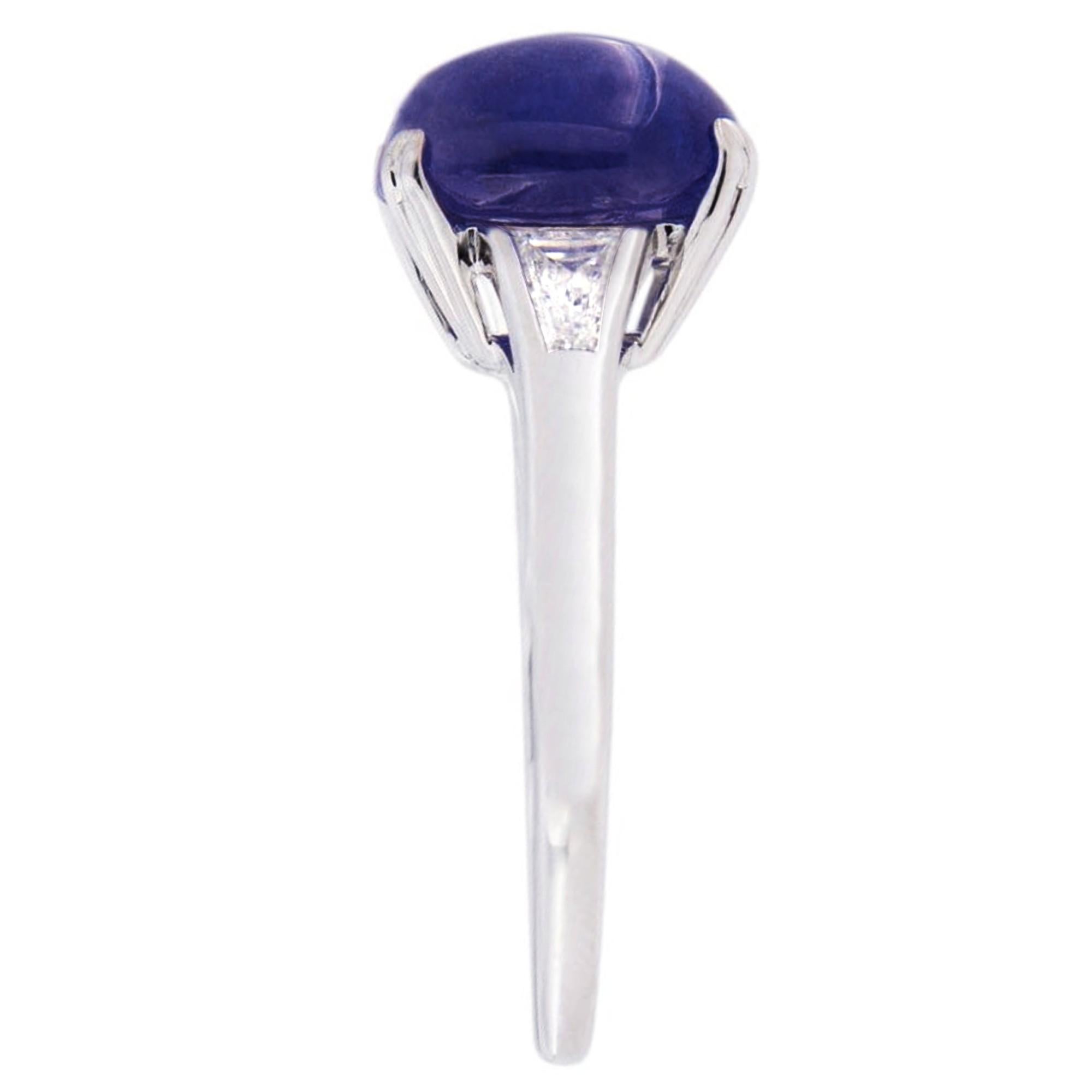 Taille cabochon Alex Jona Bague solitaire en or blanc 18 carats avec tanzanite cabochon et diamants blancs en vente