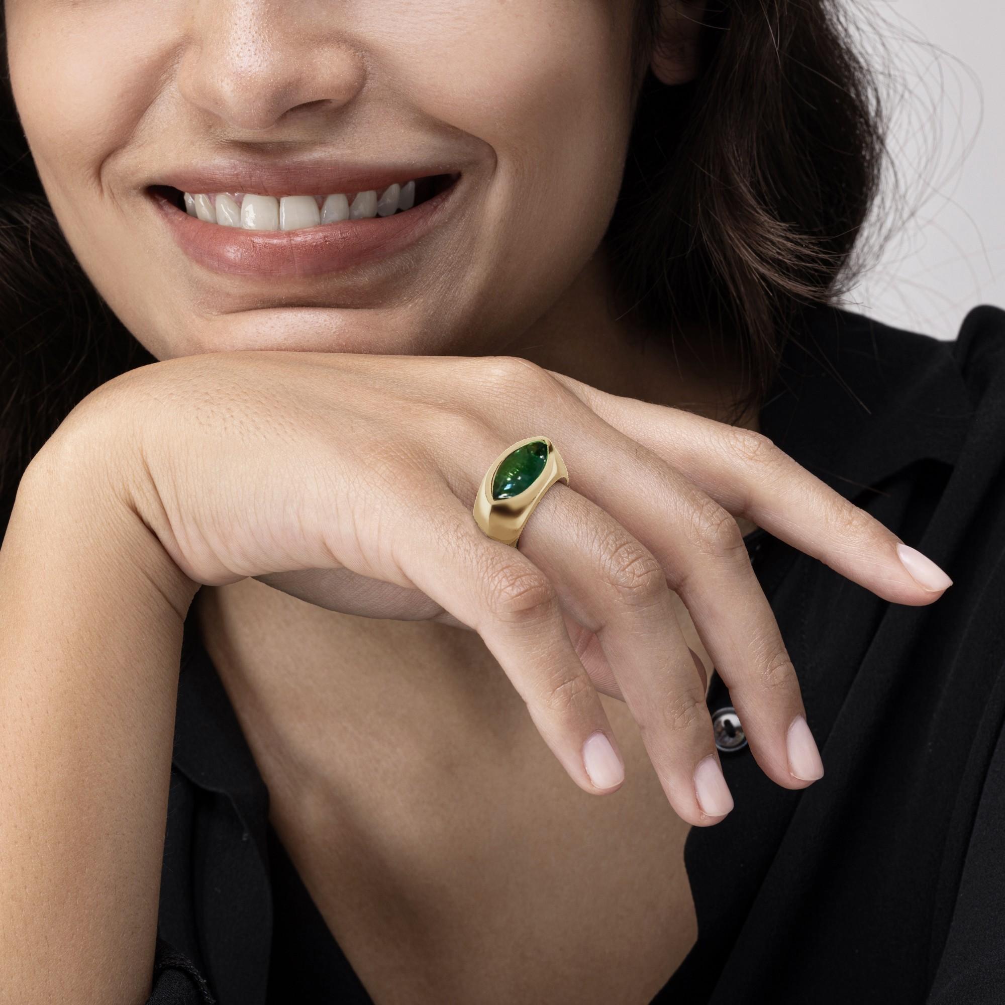 Collection Design/One d'Alex Jona, fait à la main en Italie, anneau en or jaune 18 carats centré d'un cabochon marquise de Tsavorite pesant 3,52 carats.
Dimensions : 0.94 in. H x 0,85 in. W x 0.29 in. D - 24 mm. H x 21,71 mm. W x 9 mm. 

Les bijoux
