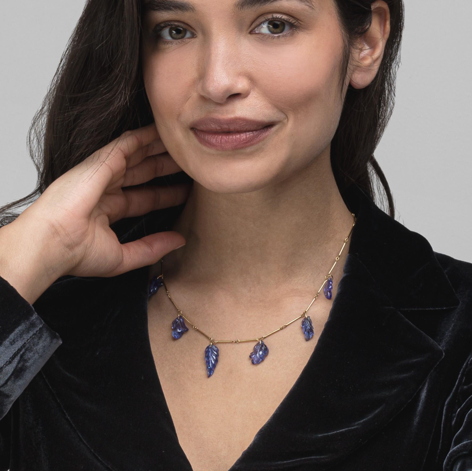 Alex Jona Carved Tanzanite Leaves Yellow Gold Link Necklace In New Condition For Sale In Torino, IT