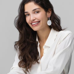 Pendants d'oreilles Alex Jona en or blanc 18 carats avec jade blanc sculpté et diamants blancs