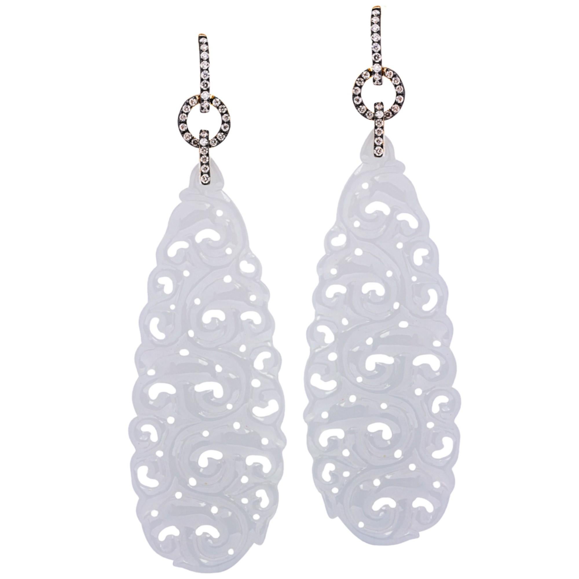 Alex Jona, pendants d'oreilles en or blanc 18 carats avec jade blanc sculpté et diamants blancs