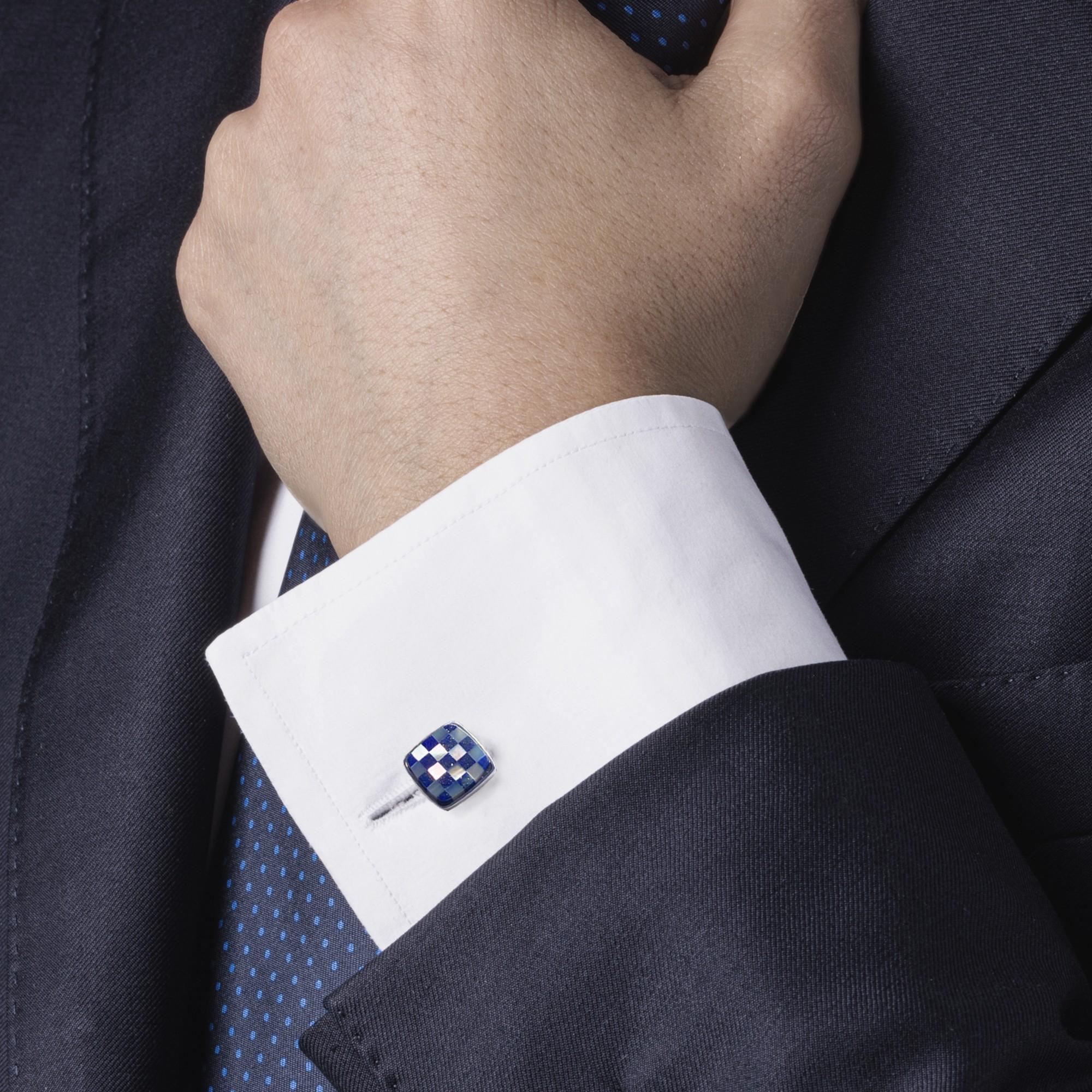 Collezione di design Alex Jona, realizzati a mano in Italia, gemelli da polso a scacchiera in argento sterling placcato rodio e Lapislazzuli.   Dimensioni: L 0,46 pollici / L 0,46 pollici.  L 11,7 mm / L 11,7 mm

I gemelli Alex Jona si distinguono