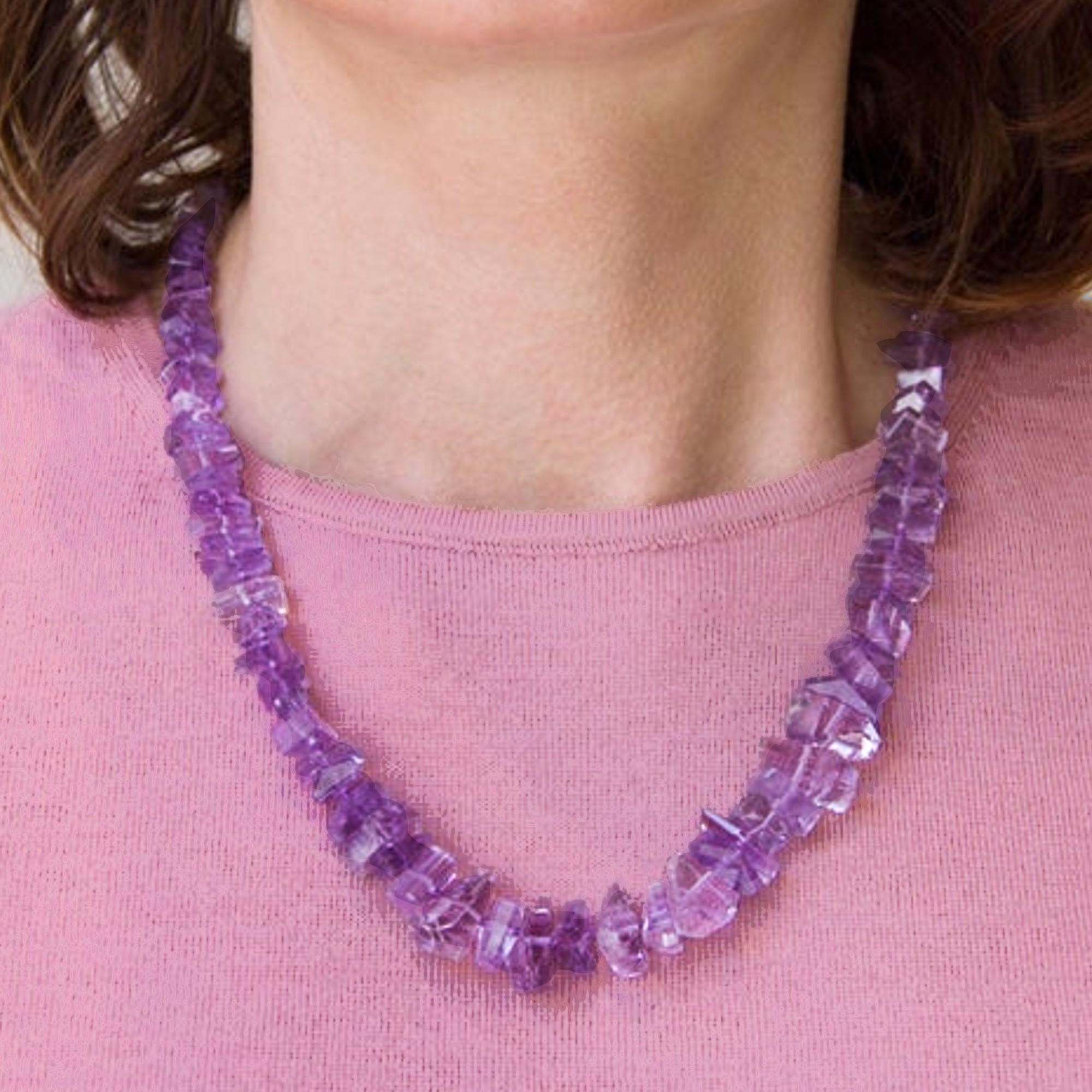 Collezione Alex Jona, collana di ametiste tagliate a vivo del peso di 65 grammi, con chiusura in argento sterling placcato oro spazzolato.

I gioielli Alex Jona si distinguono non solo per il loro design particolare e per l'eccellente qualità delle