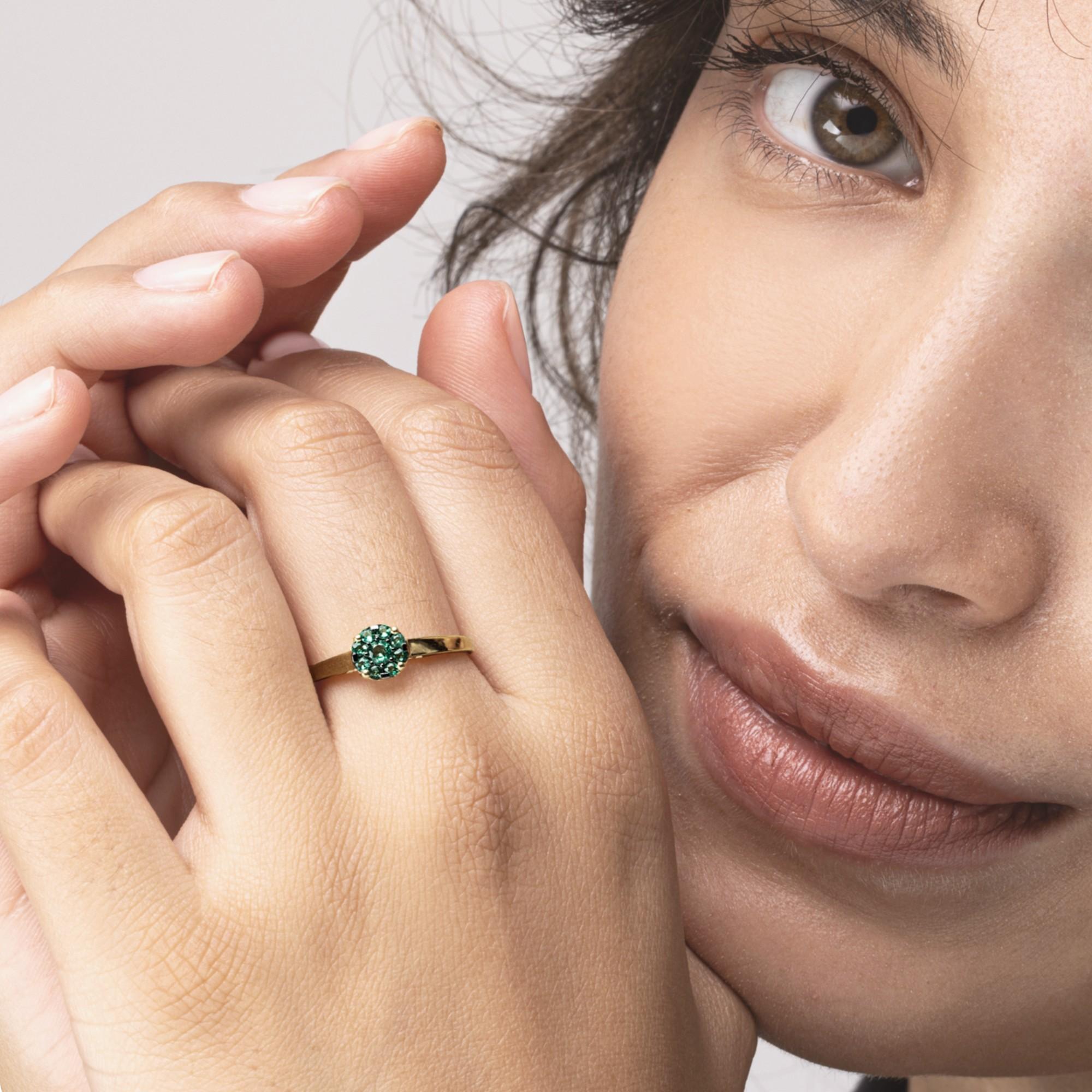 Alex Jona, bague grappe en or jaune 18 carats avec émeraude Neuf - En vente à Lugano, CH
