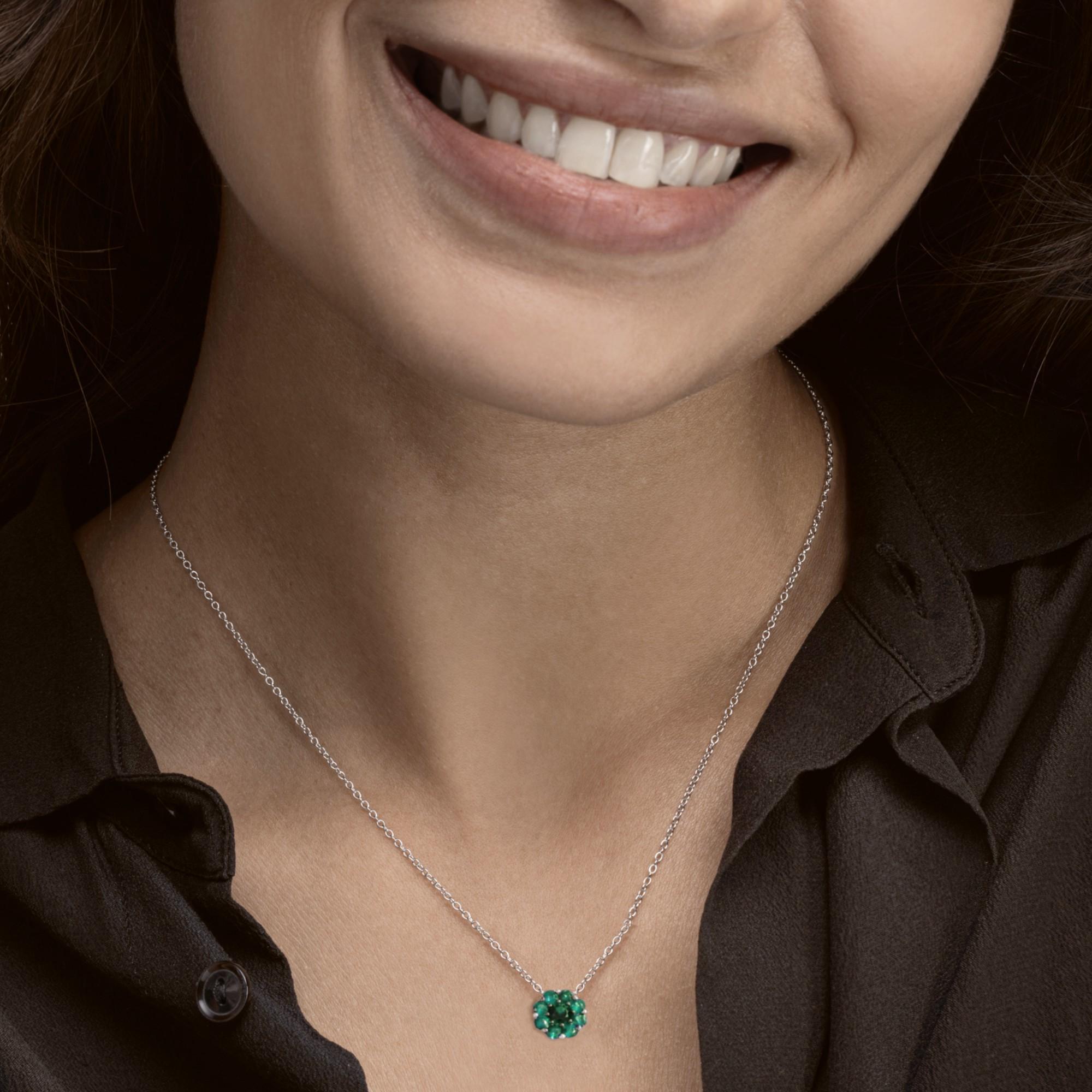 Collection Design/One d'Alex Jona, fabriqué à la main en Italie, collier pendentif en or blanc 18 carats en forme de fleur avec  0,59 carats d'émeraudes.
Les bijoux Alex Jona se distinguent, non seulement par leur design particulier et par