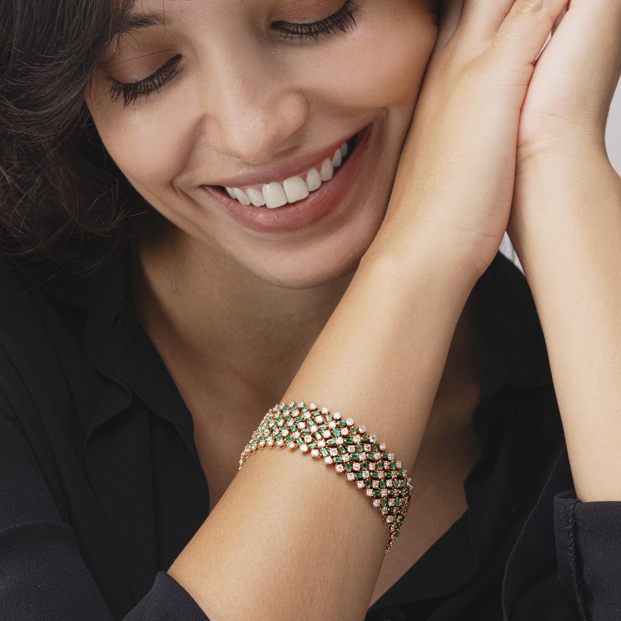 Alex Jona design collection, handgefertigt in Italien, Armband aus 18 Karat Gelbgold, besetzt mit 156 Smaragden von insgesamt 4,95 Karat und 195 weißen Diamanten von insgesamt 11,43 Karat.
Die Juwelen von Alex Jona zeichnen sich nicht nur durch ihr