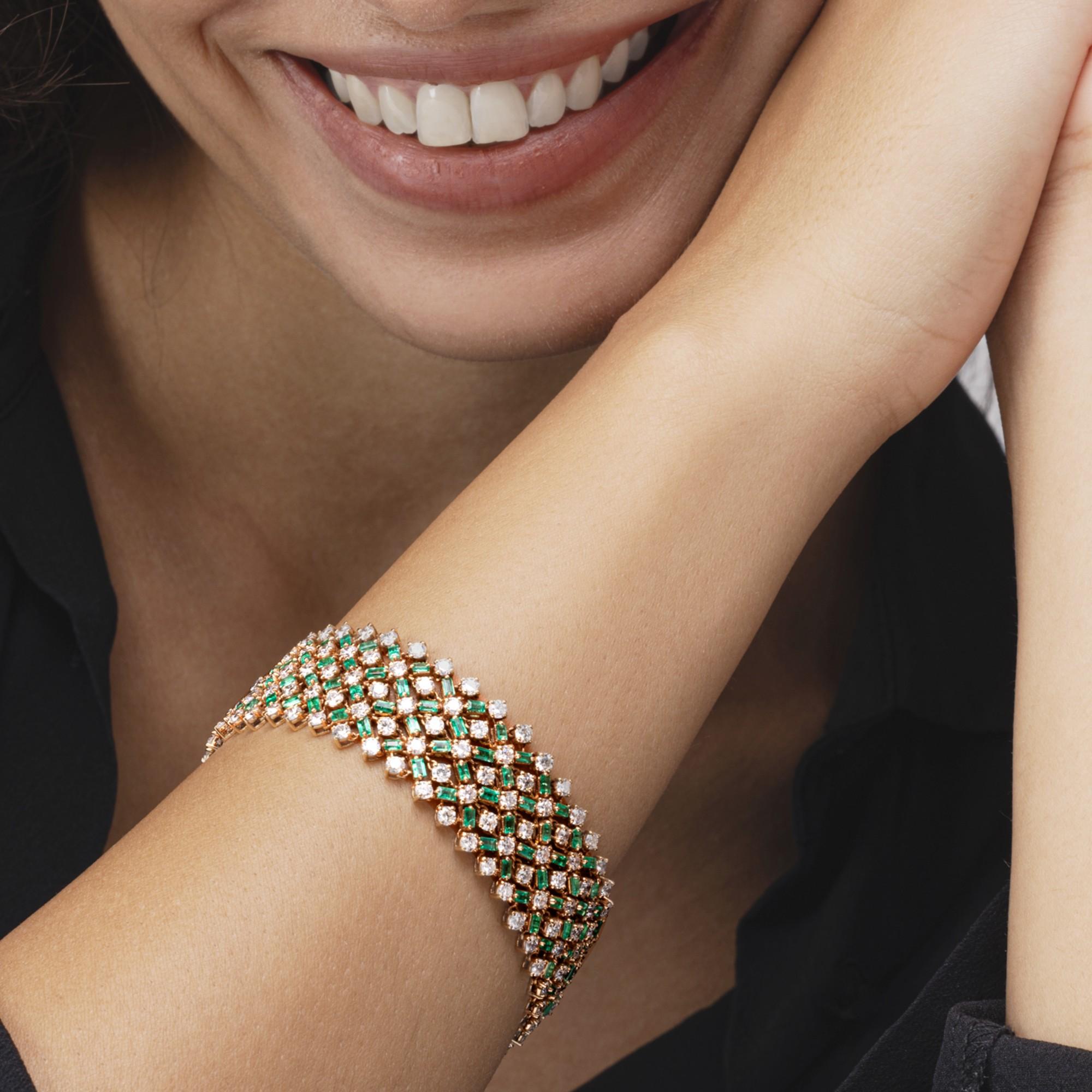 Alex Jona Stola-Armband aus 18 Karat Gelbgold mit Smaragd und weißen Diamanten Damen im Angebot