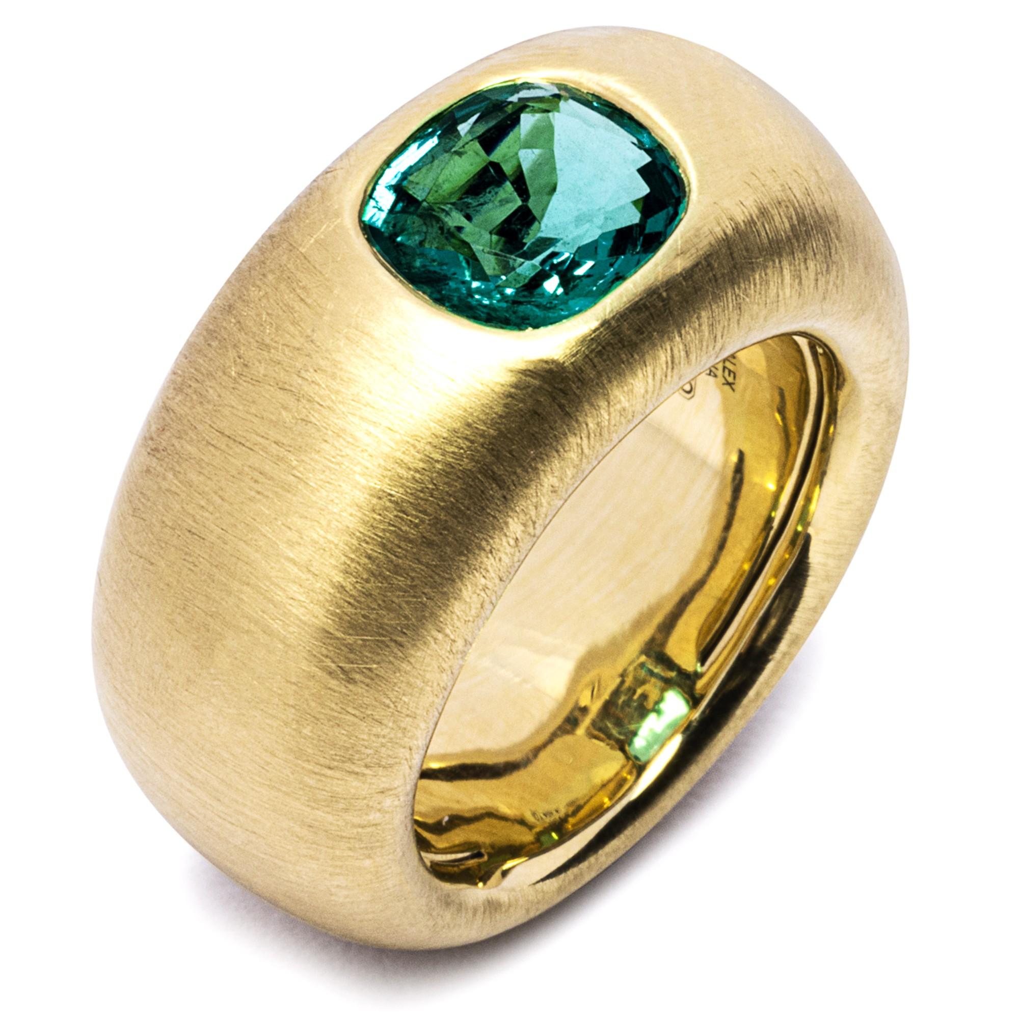 Contemporary Alex Jona Emerald Yellow Gold Brushed Band Ring For Sale
