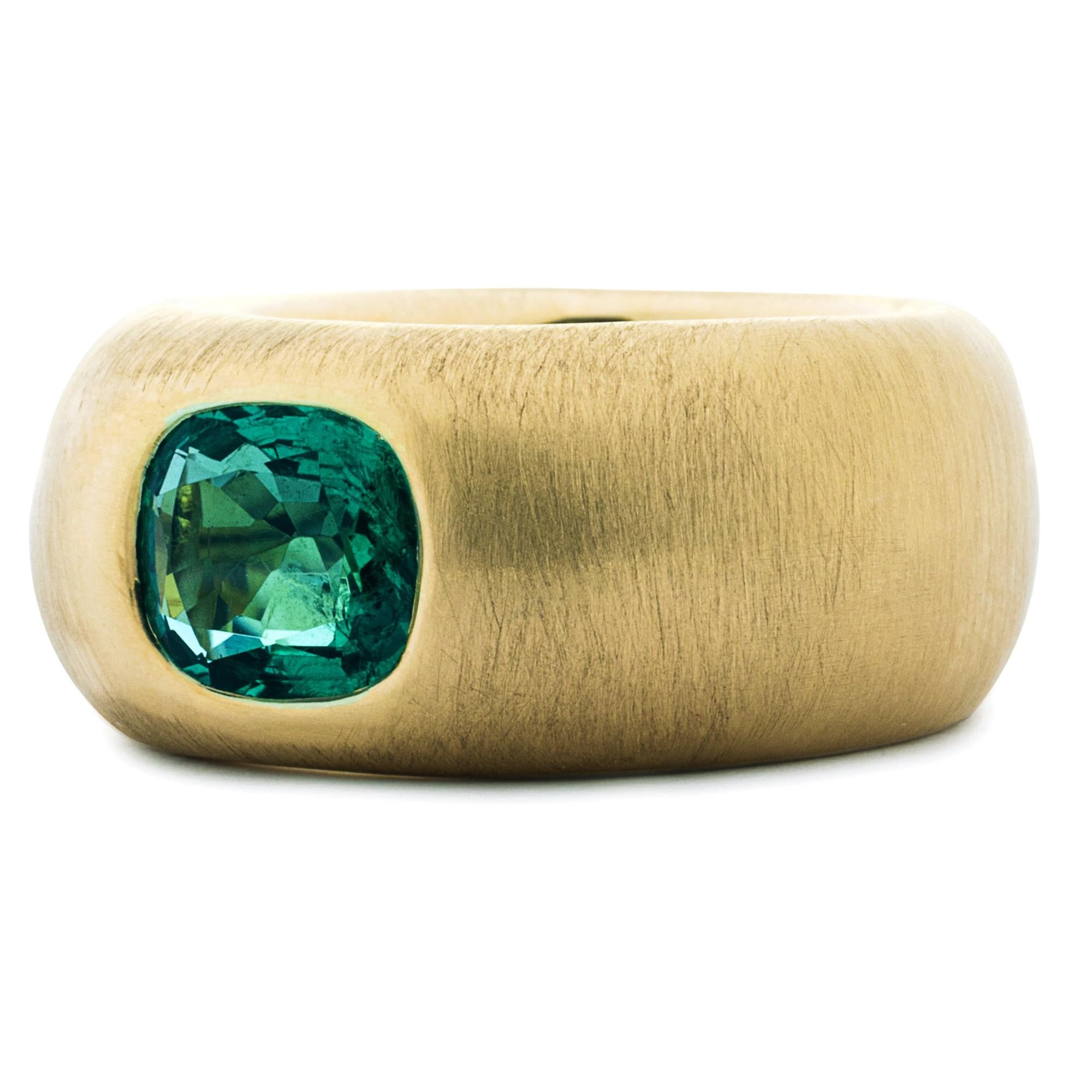 Smaragd-Gelbgold-Ring mit gebürstetem Band von Jona (Rundschliff) im Angebot