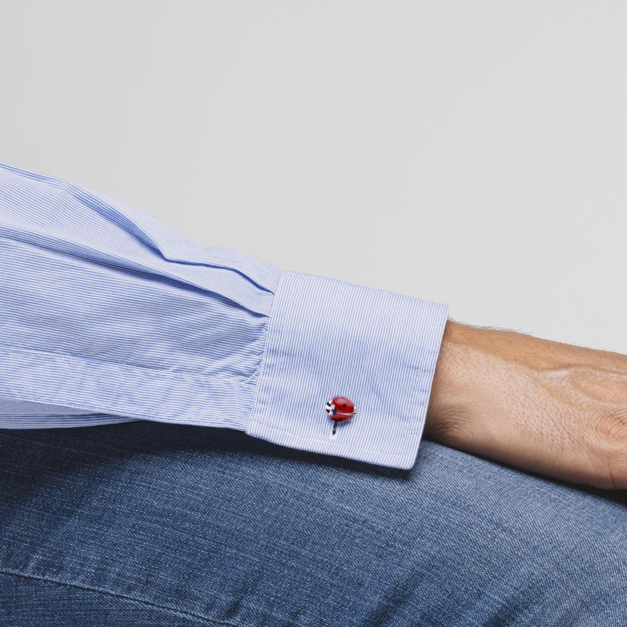 Collectional Design/One d'Alex Jona, fabriqués à la main en Italie, boutons de manchette coccinelle en argent rhodié avec émail rouge et noir.

Les boutons de manchette Alex Jona se distinguent, non seulement par leur design particulier et leur