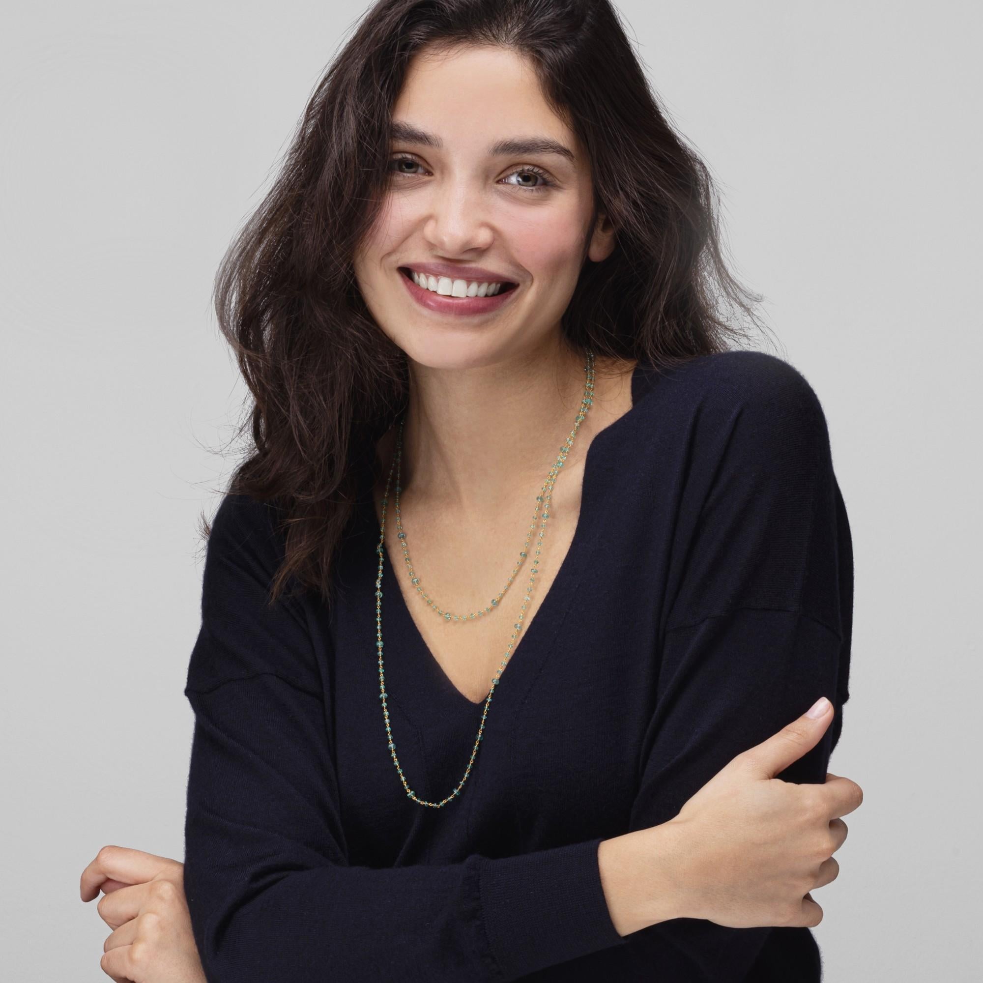 Collection Alex Jona design, travail artisanal en Italie, collier en or jaune 18 carats avec rondelles à facettes de deux tailles en émeraudes pour un total de 54,44 carats.
Les bijoux Alex Jona se distinguent, non seulement par leur design