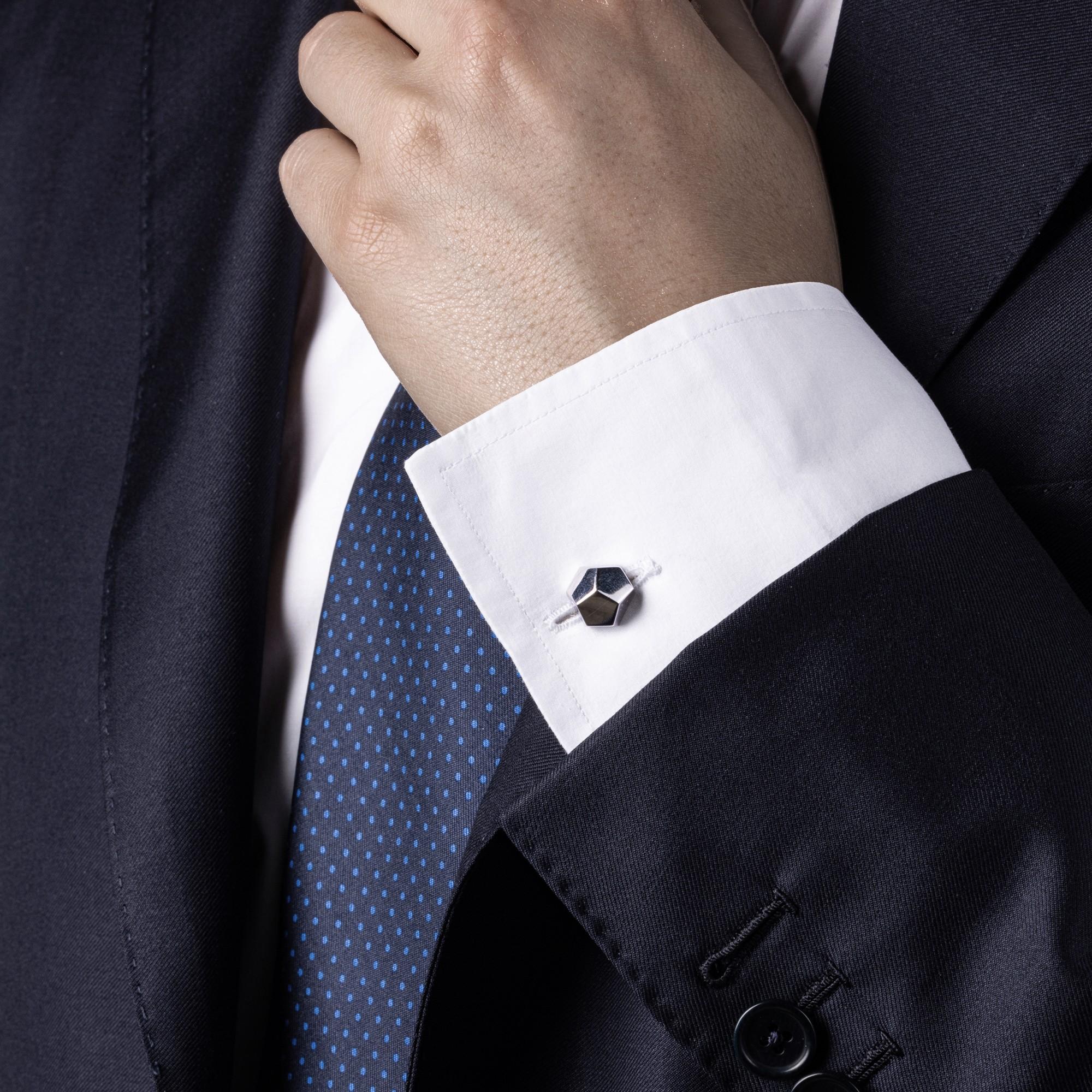 Gemelli geometrici in argento rodiato della collezione Alex Jona, realizzati a mano in Italia. Marcato JONA 925.
I gemelli Alex Jona si distinguono non solo per il loro design particolare e per l'eccellente qualità, ma anche per l'attenta cura dei