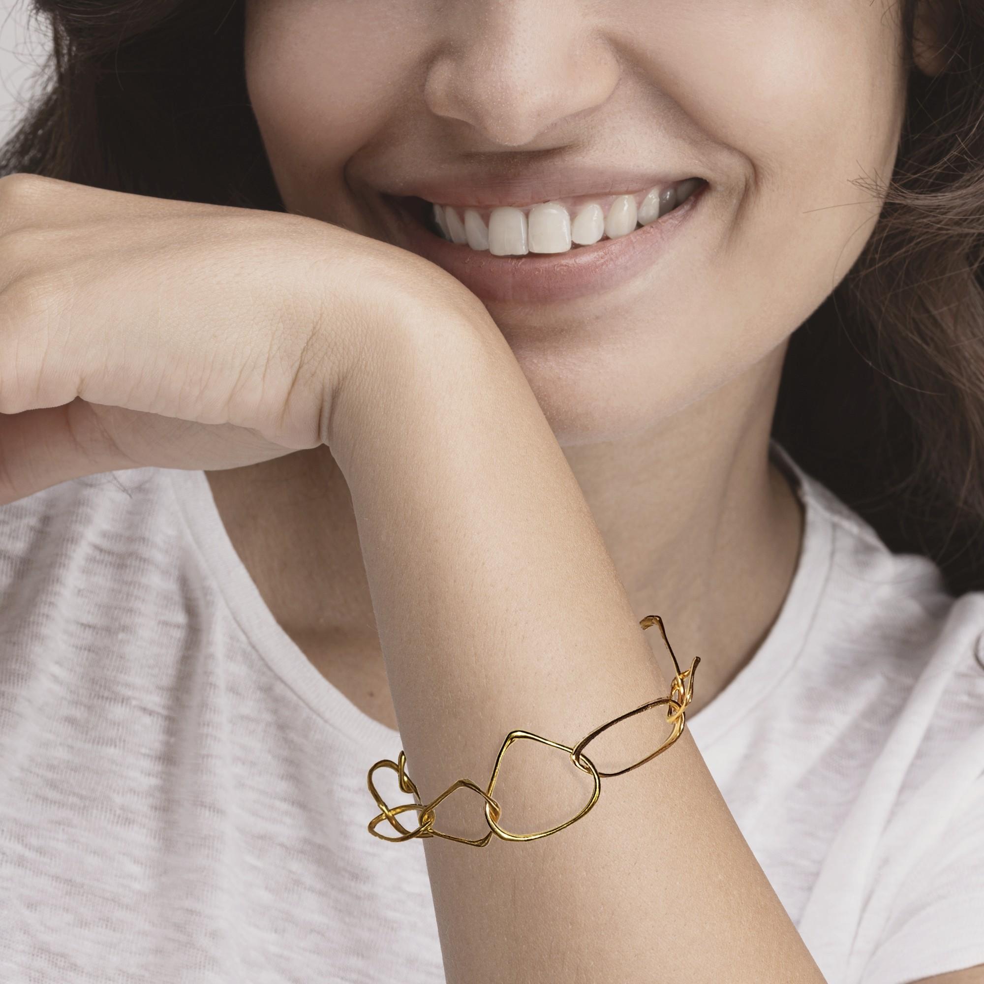 Alex Jona design collection, hand crafted in Italy, gold-plate sterling silver bracelet made of organic link chain links.
Alex Jona jewels stand out, not only for their special design and for the excellent quality of the gemstones, but also for the