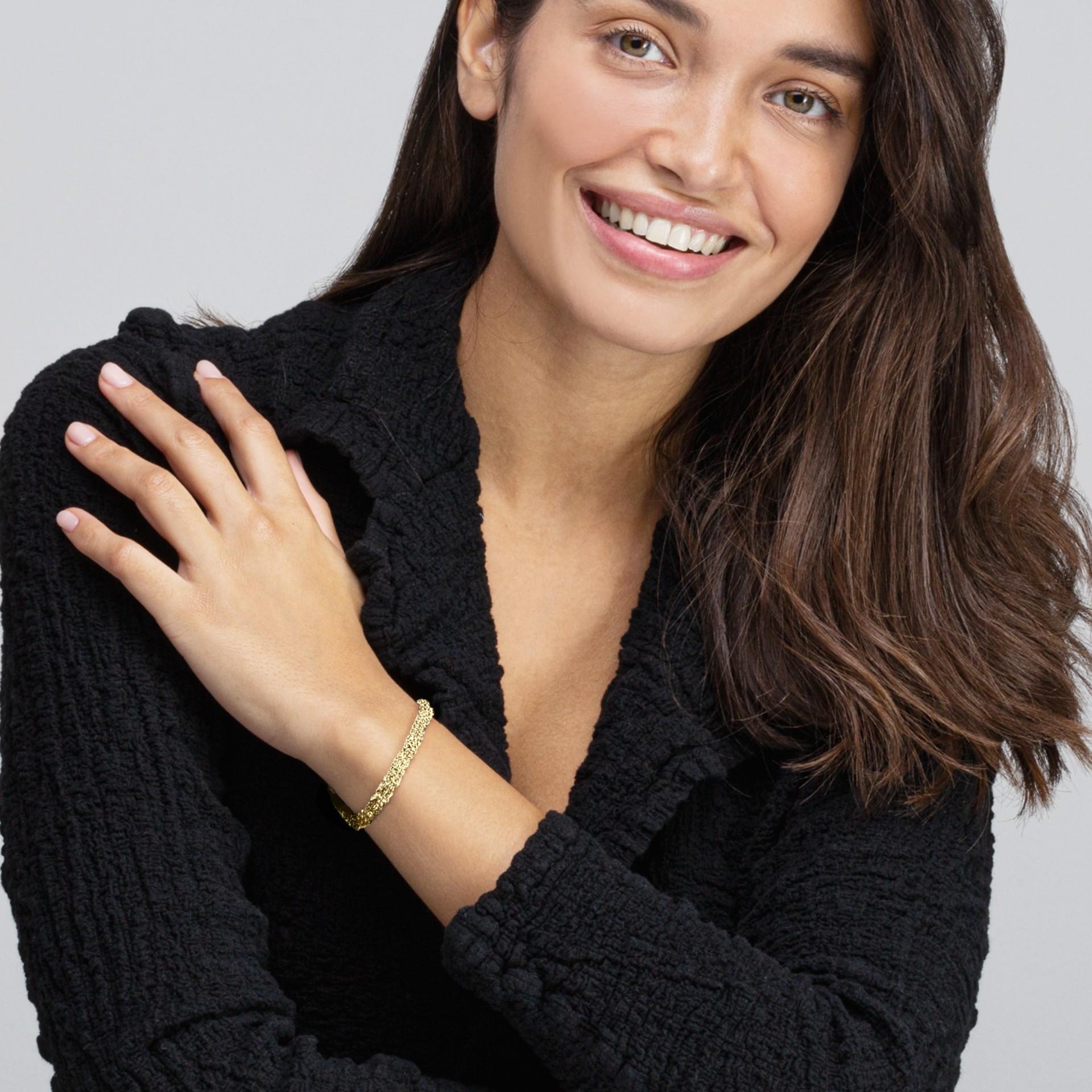 Alex Jona design collection, hand crafted in Italy, gold-plate sterling silver chain bracelet made of woven small chains.
Dimensions : L 7.28 in x D 0.18 in - L 18.5 cm x D 4.70 mm

Alex Jona jewels stand out, not only for their special design and