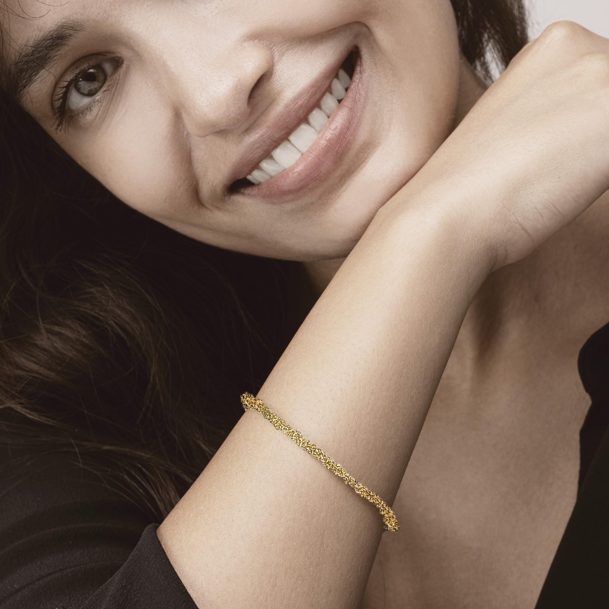 Alex Jona design collection, hand crafted in Italy, gold-plate sterling silver chain bracelet made of woven small chains.
Dimensions : L 7.08 in x D 0.10 in - L 18.0 cm x D 2.50 mm

Alex Jona jewels stand out, not only for their special design and