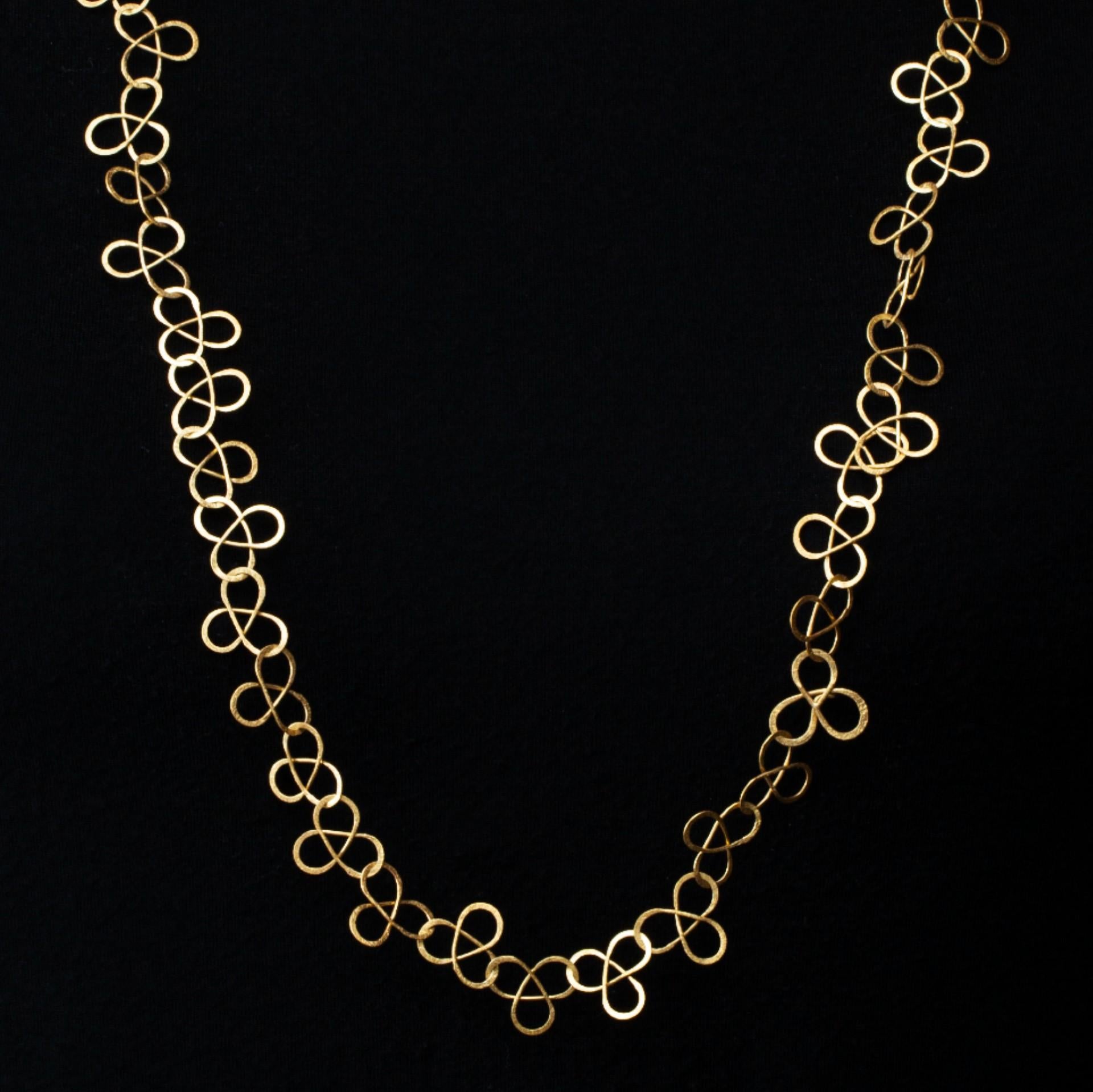 Alex Jona Design-Kollektion, handgefertigt in Italien, vergoldetes Sterlingsilber, lange Halskette, bestehend aus einer Vielzahl von kleeblattförmigen Gliedern. 
Die Schmuckstücke von Alex Jona zeichnen sich dadurch aus, dass während des gesamten