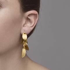 Orecchini con pendente a forma di foglia in argento placcato oro di Alex Jona