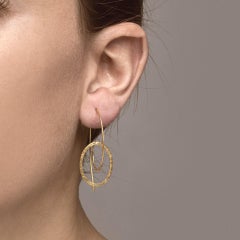 Orecchini pendenti modernisti in argento placcato oro di Alex Jona