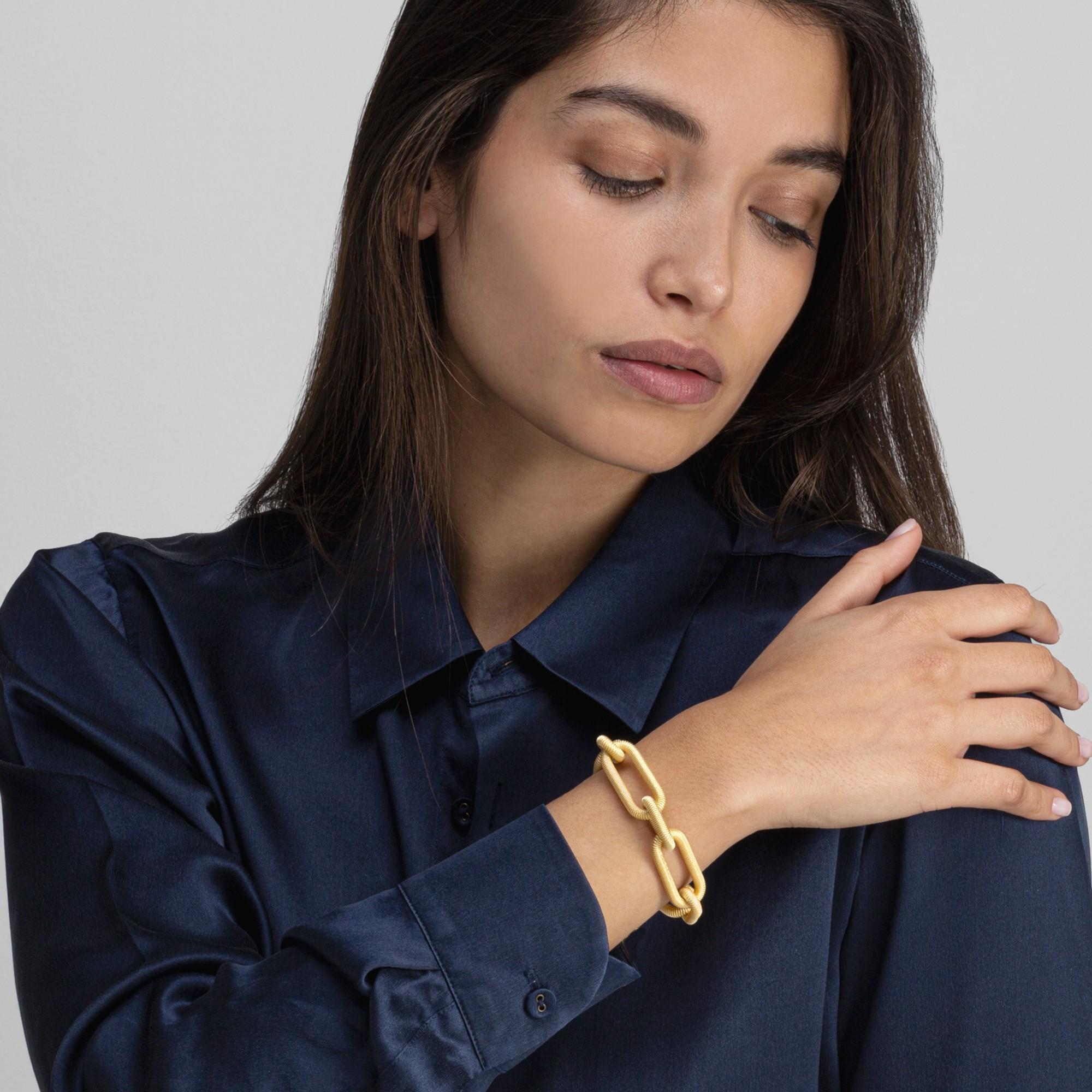 Bracciale con catena a maglie in argento placcato oro della collezione Alex Jona, realizzato a mano in Italia. Contrassegnato da Alex Jona.
I gioielli Alex Jona si distinguono non solo per il loro design particolare e per l'eccellente qualità delle