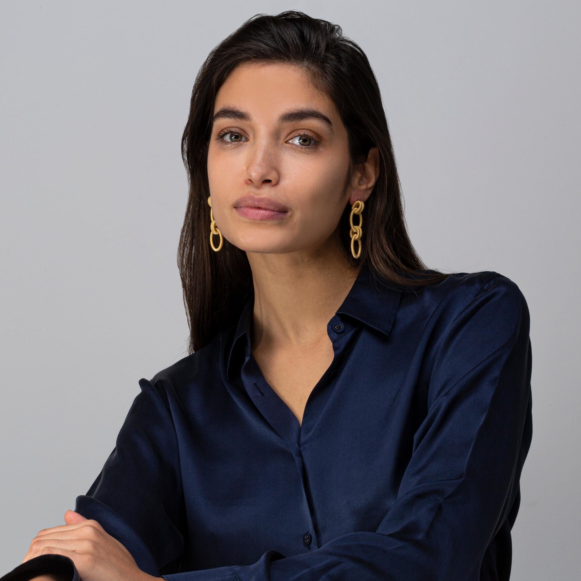 Boucles d'oreilles avec pendentif en fil torsadé en argent sterling plaqué or Alex Jona Unisexe en vente