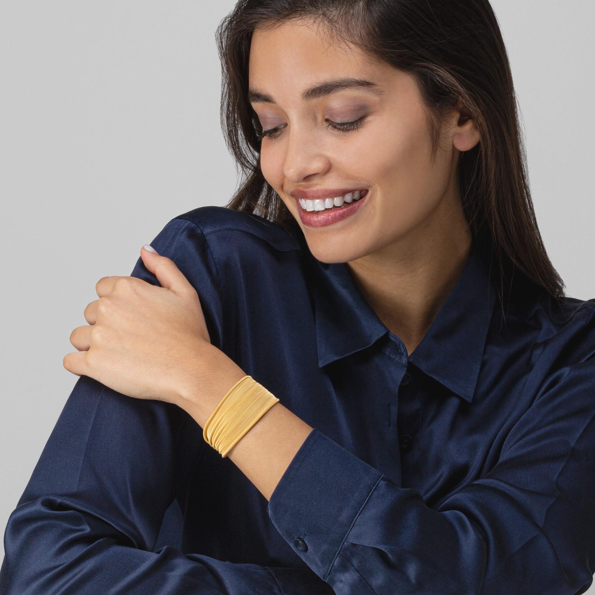 Alex Jona design collection, fabriqué à la main en Italie, bracelet Plissé tissé en argent sterling. Disponible également en différentes largeurs.
Les bijoux Alex Jona se distinguent, non seulement par leur design particulier et par l'excellente