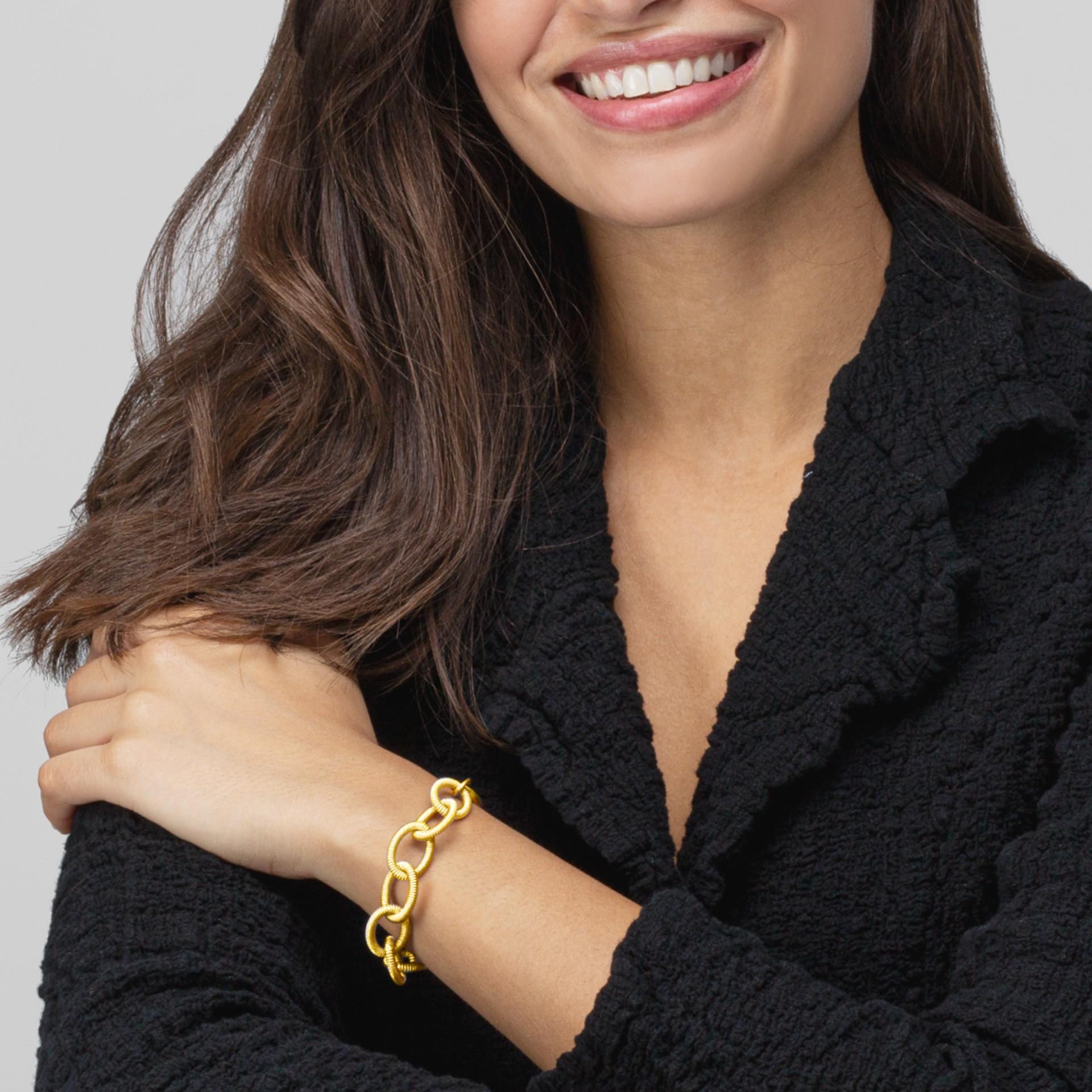 Alex Jona Design-Kollektion, handgefertigt in Italien, vergoldetes Gliederarmband aus Sterlingsilber mit gedrehtem Draht. Markiert Alex Jona.
Die Juwelen von Alex Jona zeichnen sich nicht nur durch ihr besonderes Design und die hervorragende
