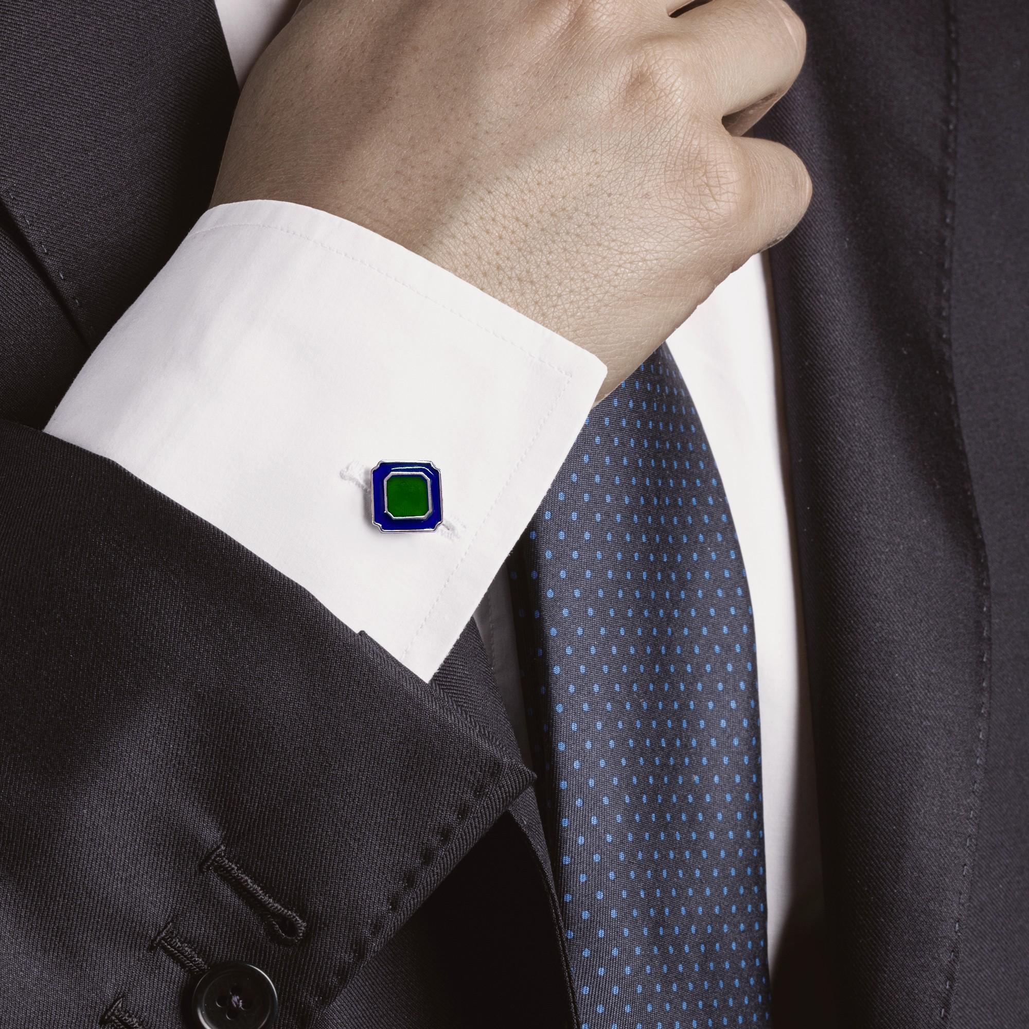 Collezione di design Alex Jona, realizzati a mano in Italia, gemelli in argento sterling con smalto verde e blu.

I gemelli Alex Jona si distinguono non solo per il loro design particolare e per l'eccellente qualità, ma anche per l'attenta cura dei