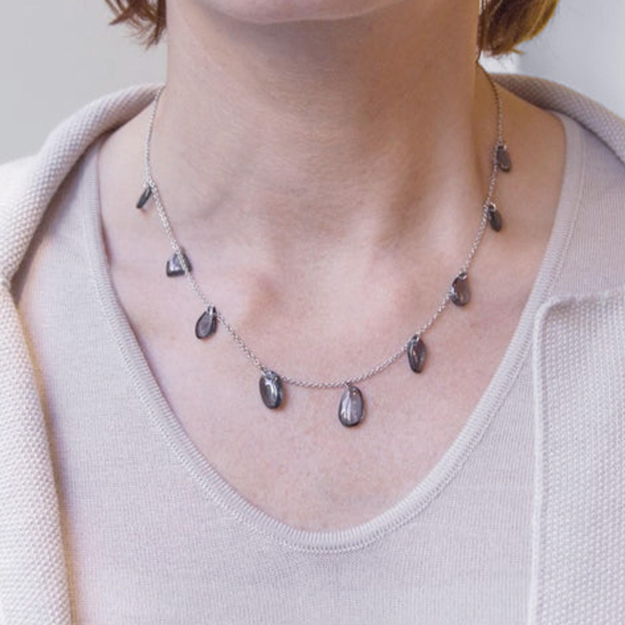 Collezione Alex Jona, Collana a catena in oro giallo 18 carati, realizzata a mano in Italia, con 9 spinelli birmani rossi e grigi tagliati a cabochon di forma irregolare.
Dimensioni: L  17,71 in /45 cm X D in pietra 0.14 in / 3,5 mm - Peso: 7,4 g