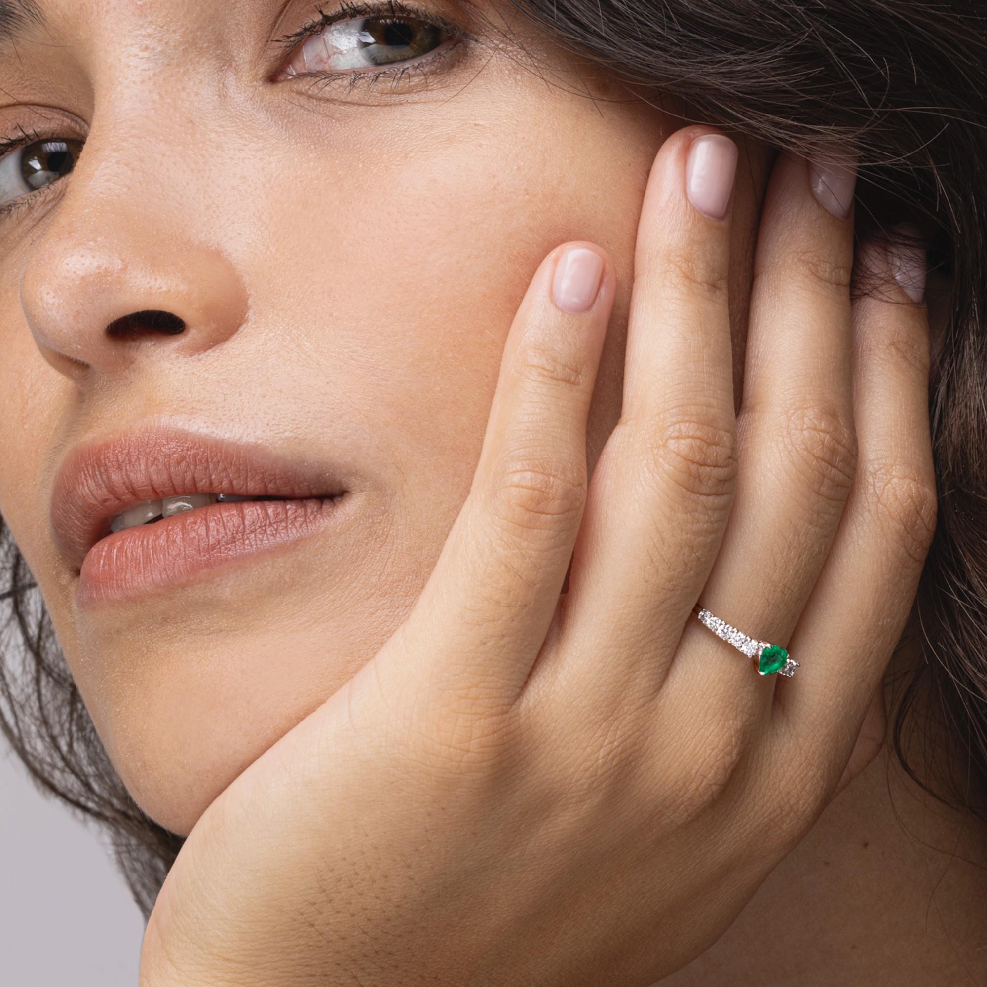 Alex Jona Heart Cut Emerald & White Diamond 18 Karat White Gold Solitaire Ring For Sale 1