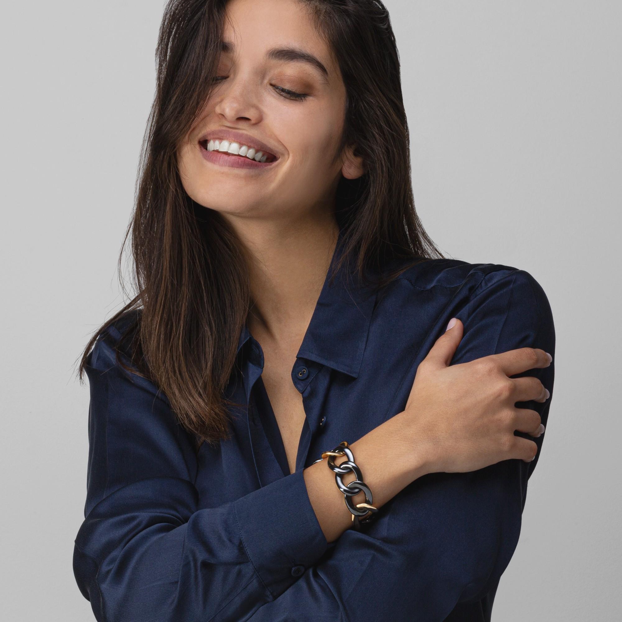 Alex Jona design collection, hand crafted in Italy, alternating 18k rose gold and black high-tech
ceramic curb-link bracelet.
With a hardness approaching that of diamond, high-tech ceramic is a highly
scratch-resistant material. Light and