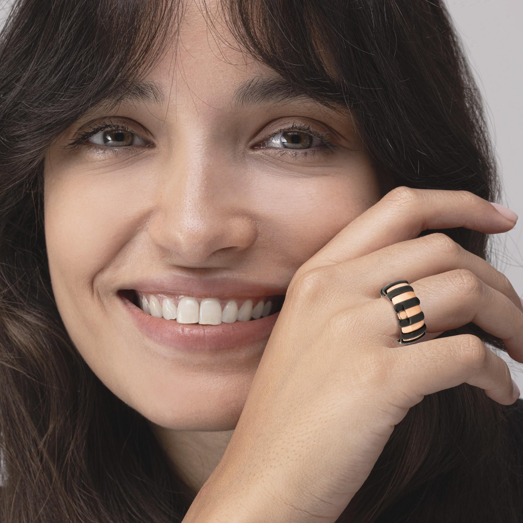 Collezione di design Alex Jona, realizzata a mano in Italia, fascia ad anello che alterna ceramica high-tech nera lucida e oro rosa 18 carati. 

I gioielli Alex Jona si distinguono non solo per il loro design particolare e per l'eccellente qualità