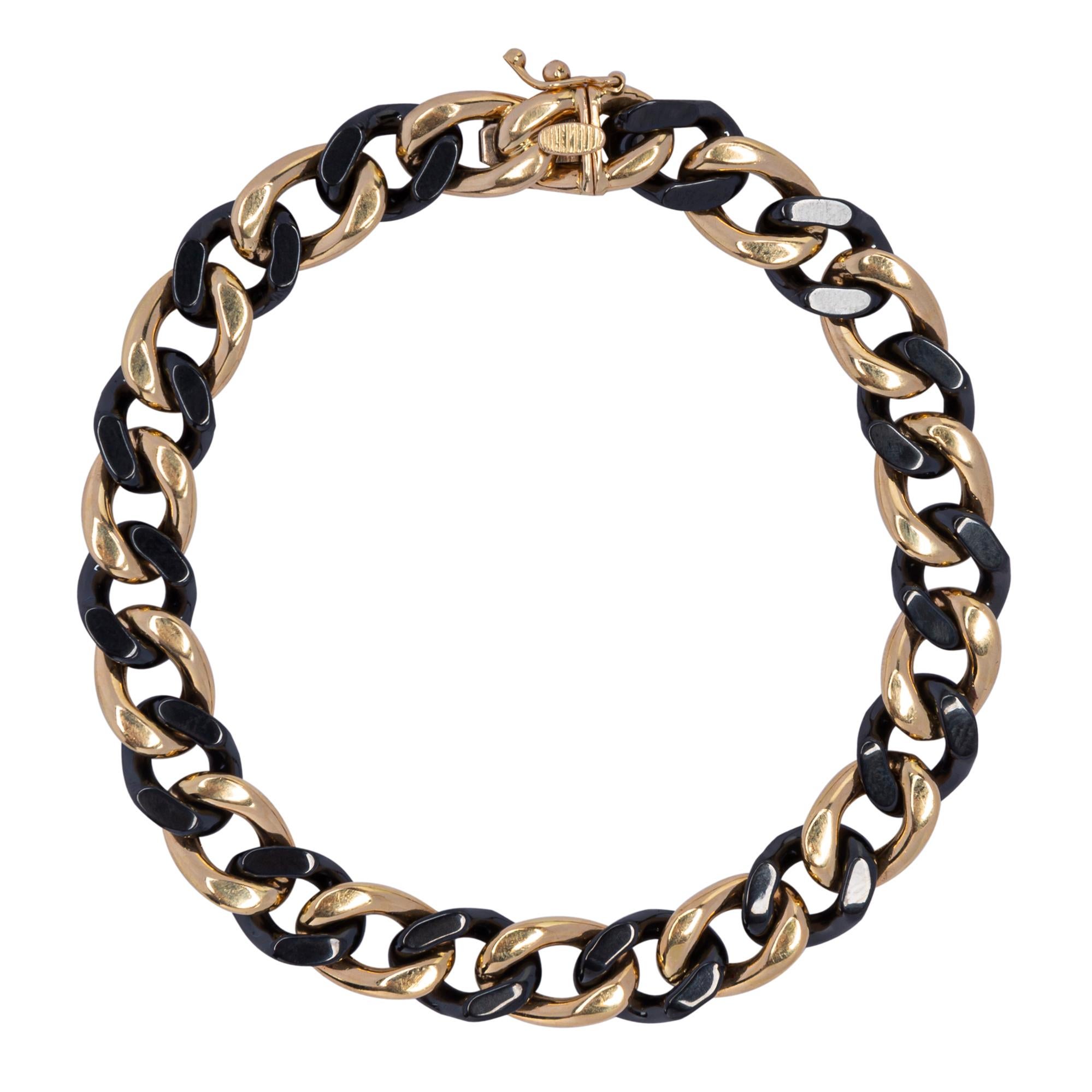 Alex Jona design collection, hand crafted in Italy, alternating 18k yellow gold and black high-tech ceramic curb-link bracelet.
Dimensions :  H x 3 cm, W x 0.8 cm, L x 19.5 cm - H x 1.18 in, W x 0.31 in, L x 7.67 in.
With a hardness approaching that