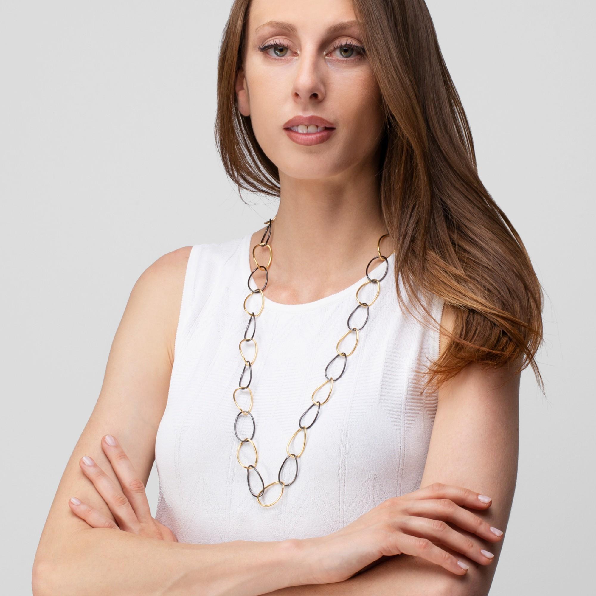 Alex Jona design collection, hand crafted in Italy, alternating 18k yellow gold and black high-tech ceramic 80 cm long curb-link necklace. With a hardness approaching that of diamond, high-tech ceramic is a highly scratch-resistant material. Light
