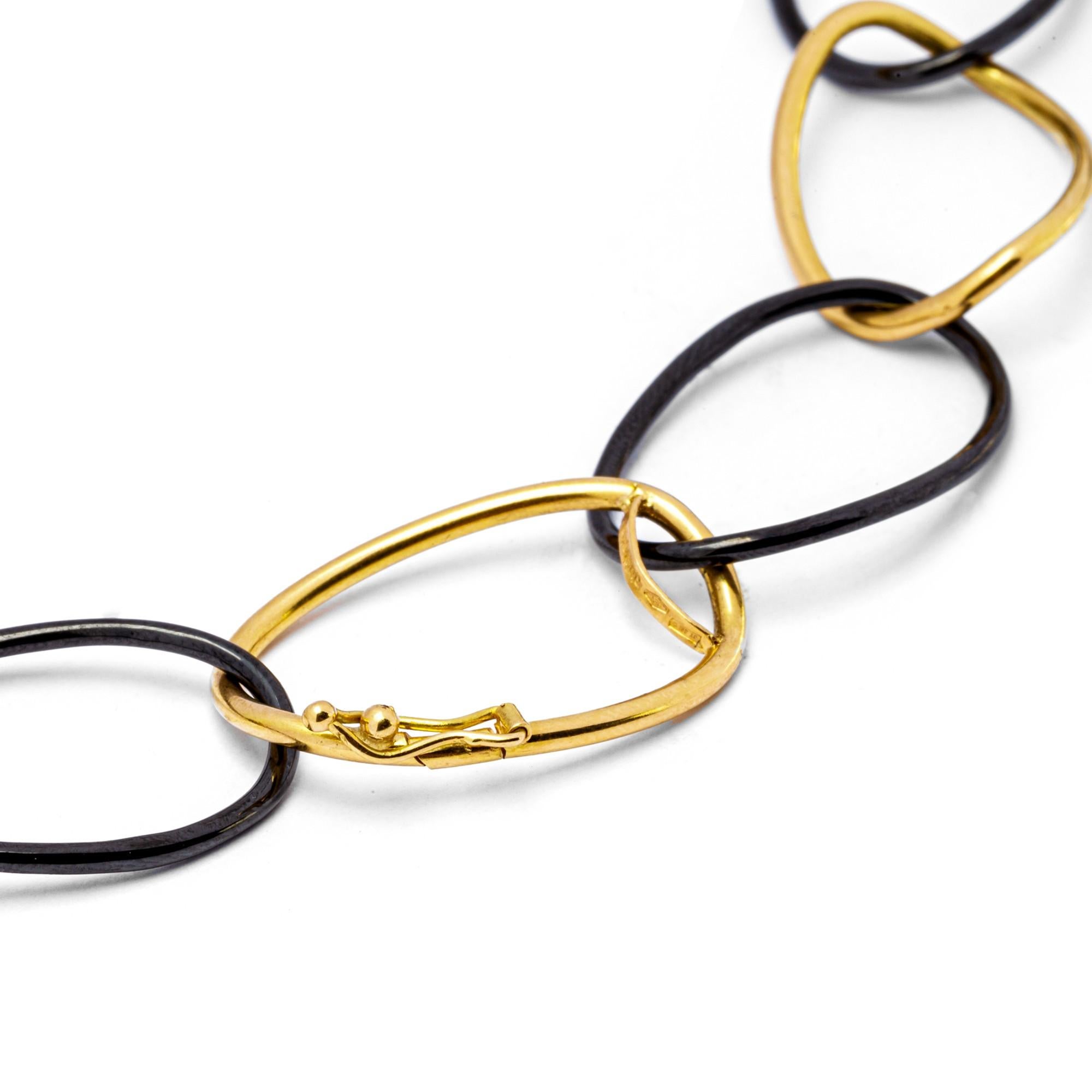 Alex Jona High-Tech Schwarze lange Halskette mit geschwungenen Gliedern aus Keramik in Gold im Angebot 1